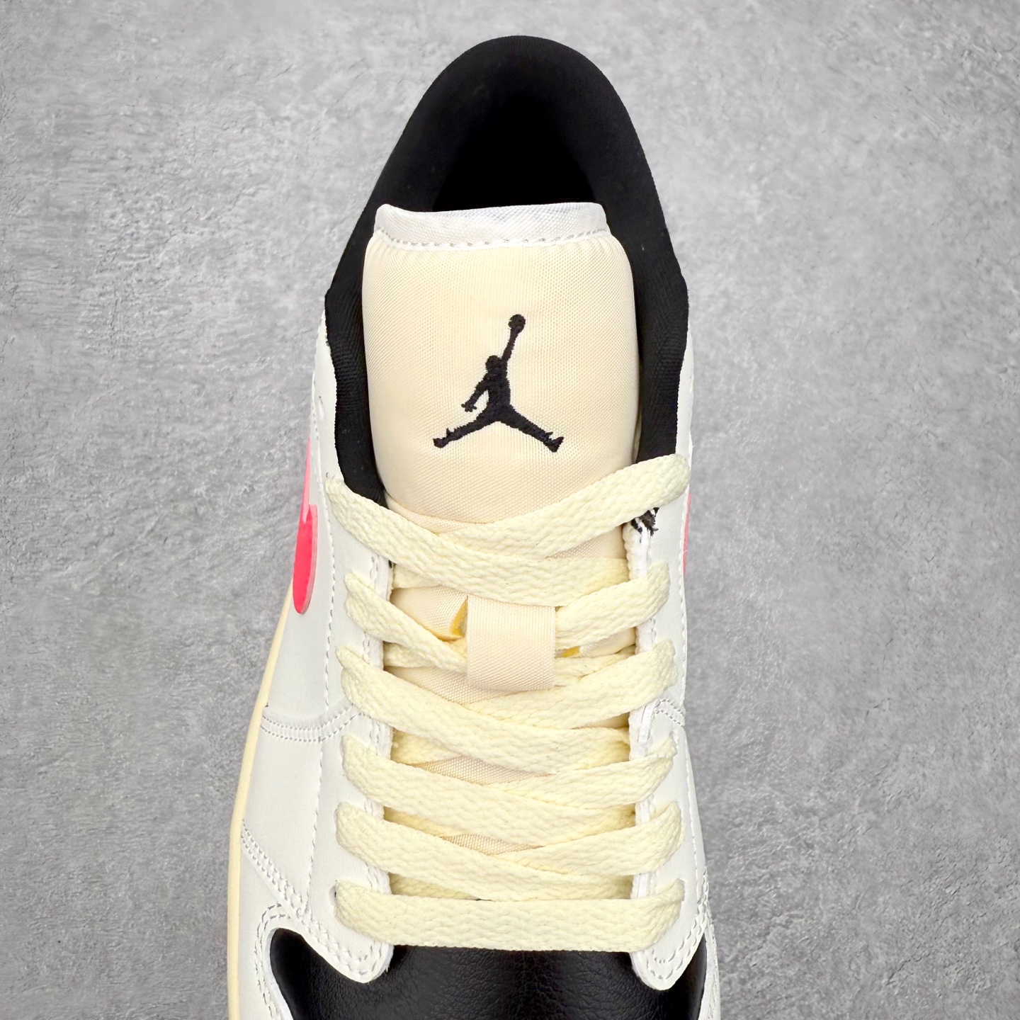 图片[5]-＃小DT Air Jordan AJ1 Low OG 低帮系列 全新流水线出品 超强性价比 DT版本平替选择 市场第二梯队 全部原鞋开发 原楦原纸板开发 全鞋电脑针车 原厂内置全掌气垫 原盒内在原标 唯一Zp原版鞋带绑法 免检产品 全新2022版型 全头层皮料 完美零毛边处理 原厂配置全掌气垫 价格定位良心 几十个配色陆续出货 实拍调校N版已经零色差零失真 百分百还原实物色彩所见即所得 不存在货不对板色差等低级问题 选购参考实物拍摄 不混卖不参货 只用心做好货严格选品 承诺混一赔十 尺码：36 36.5 37.5 38 38.5 39 40 40.5 41 42 42.5 43 44 44.5 45 46-选品中心