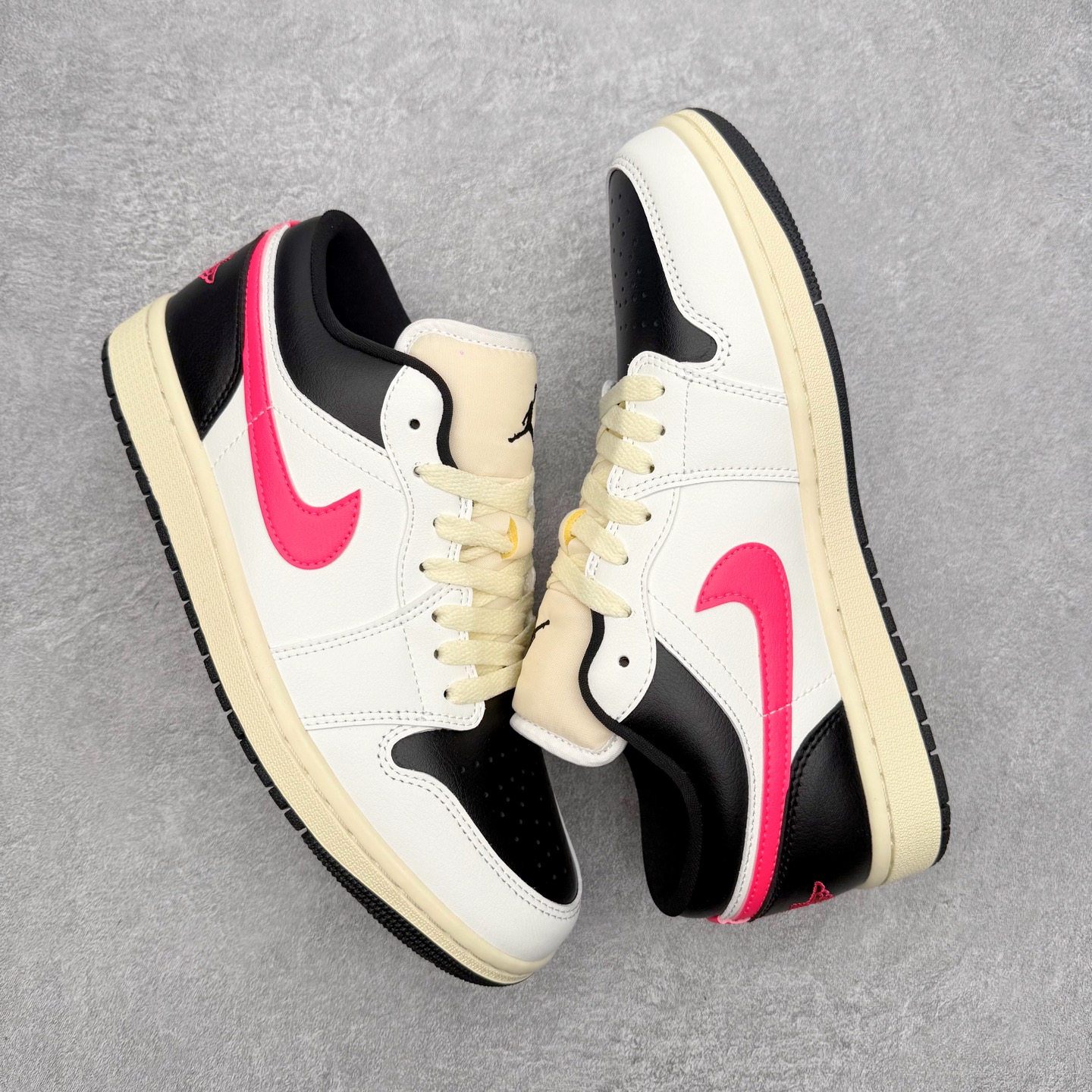 图片[3]-＃小DT Air Jordan AJ1 Low OG 低帮系列 全新流水线出品 超强性价比 DT版本平替选择 市场第二梯队 全部原鞋开发 原楦原纸板开发 全鞋电脑针车 原厂内置全掌气垫 原盒内在原标 唯一Zp原版鞋带绑法 免检产品 全新2022版型 全头层皮料 完美零毛边处理 原厂配置全掌气垫 价格定位良心 几十个配色陆续出货 实拍调校N版已经零色差零失真 百分百还原实物色彩所见即所得 不存在货不对板色差等低级问题 选购参考实物拍摄 不混卖不参货 只用心做好货严格选品 承诺混一赔十 尺码：36 36.5 37.5 38 38.5 39 40 40.5 41 42 42.5 43 44 44.5 45 46-选品中心