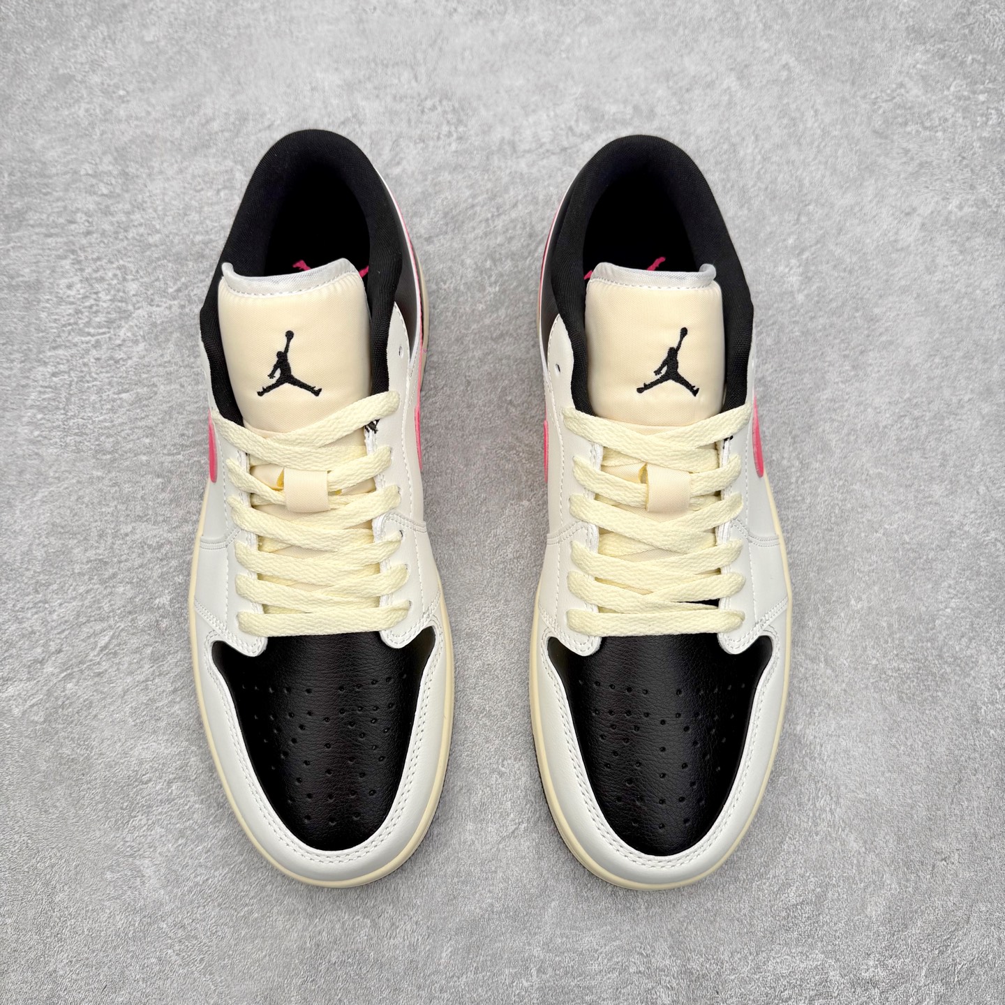图片[2]-＃小DT Air Jordan AJ1 Low OG 低帮系列 全新流水线出品 超强性价比 DT版本平替选择 市场第二梯队 全部原鞋开发 原楦原纸板开发 全鞋电脑针车 原厂内置全掌气垫 原盒内在原标 唯一Zp原版鞋带绑法 免检产品 全新2022版型 全头层皮料 完美零毛边处理 原厂配置全掌气垫 价格定位良心 几十个配色陆续出货 实拍调校N版已经零色差零失真 百分百还原实物色彩所见即所得 不存在货不对板色差等低级问题 选购参考实物拍摄 不混卖不参货 只用心做好货严格选品 承诺混一赔十 尺码：36 36.5 37.5 38 38.5 39 40 40.5 41 42 42.5 43 44 44.5 45 46-选品中心