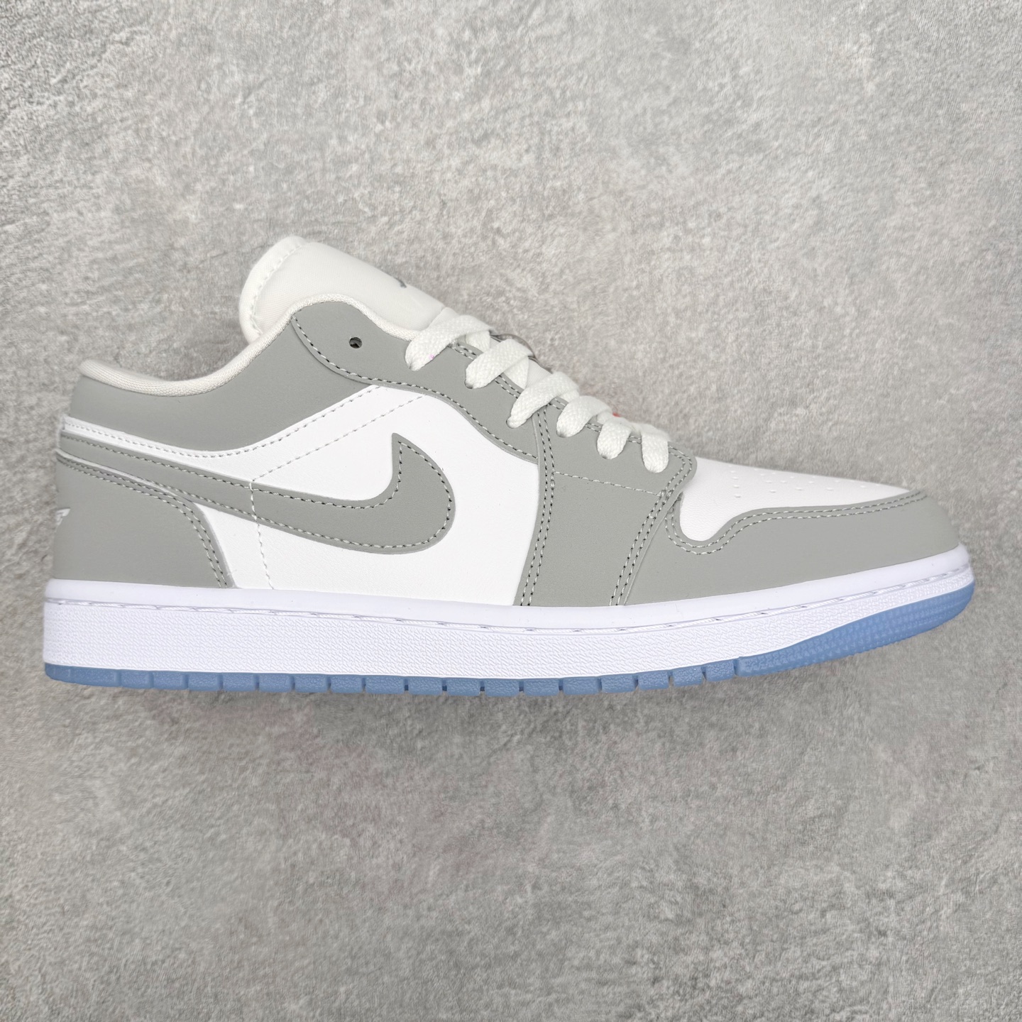 ＃小DT Air Jordan AJ1 Low OG 低帮系列 全新流水线出品 超强性价比 DT版本平替选择 市场第二梯队 全部原鞋开发 原楦原纸板开发 全鞋电脑针车 原厂内置全掌气垫 原盒内在原标 唯一Zp原版鞋带绑法 免检产品 全新2022版型 全头层皮料 完美零毛边处理 原厂配置全掌气垫 价格定位良心 几十个配色陆续出货 实拍调校N版已经零色差零失真 百分百还原实物色彩所见即所得 不存在货不对板色差等低级问题 选购参考实物拍摄 不混卖不参货 只用心做好货严格选品 承诺混一赔十 尺码：36 36.5 37.5 38 38.5 39 40 40.5 41 42 42.5 43 44 44.5 45 46-选品中心
