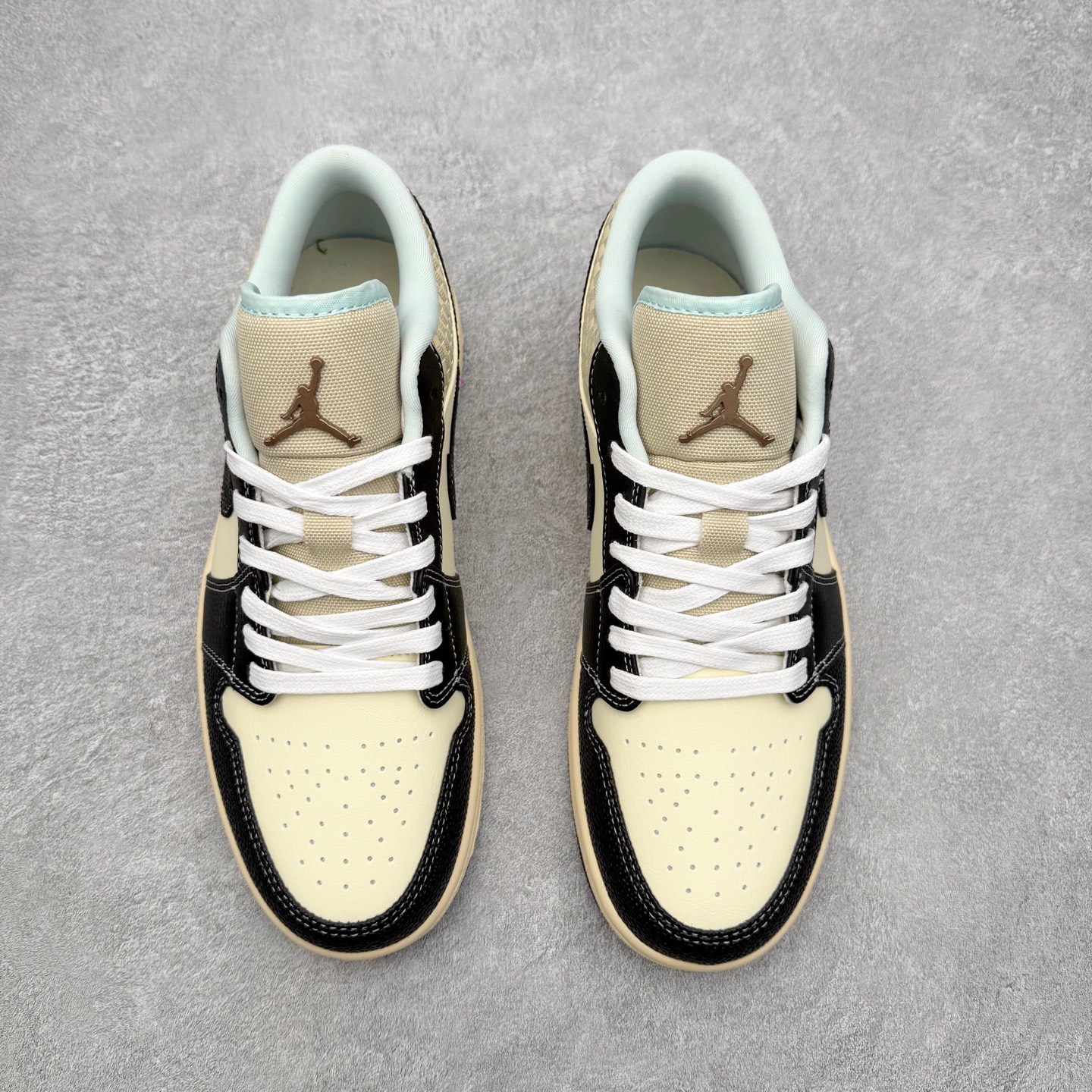 图片[2]-＃小DT Air Jordan AJ1 Low OG 低帮系列 全新流水线出品 超强性价比 DT版本平替选择 市场第二梯队 全部原鞋开发 原楦原纸板开发 全鞋电脑针车 原厂内置全掌气垫 原盒内在原标 唯一Zp原版鞋带绑法 免检产品 全新2022版型 全头层皮料 完美零毛边处理 原厂配置全掌气垫 价格定位良心 几十个配色陆续出货 实拍调校N版已经零色差零失真 百分百还原实物色彩所见即所得 不存在货不对板色差等低级问题 选购参考实物拍摄 不混卖不参货 只用心做好货严格选品 承诺混一赔十 尺码：36 36.5 37.5 38 38.5 39 40 40.5 41 42 42.5 43 44 44.5 45 46-选品中心
