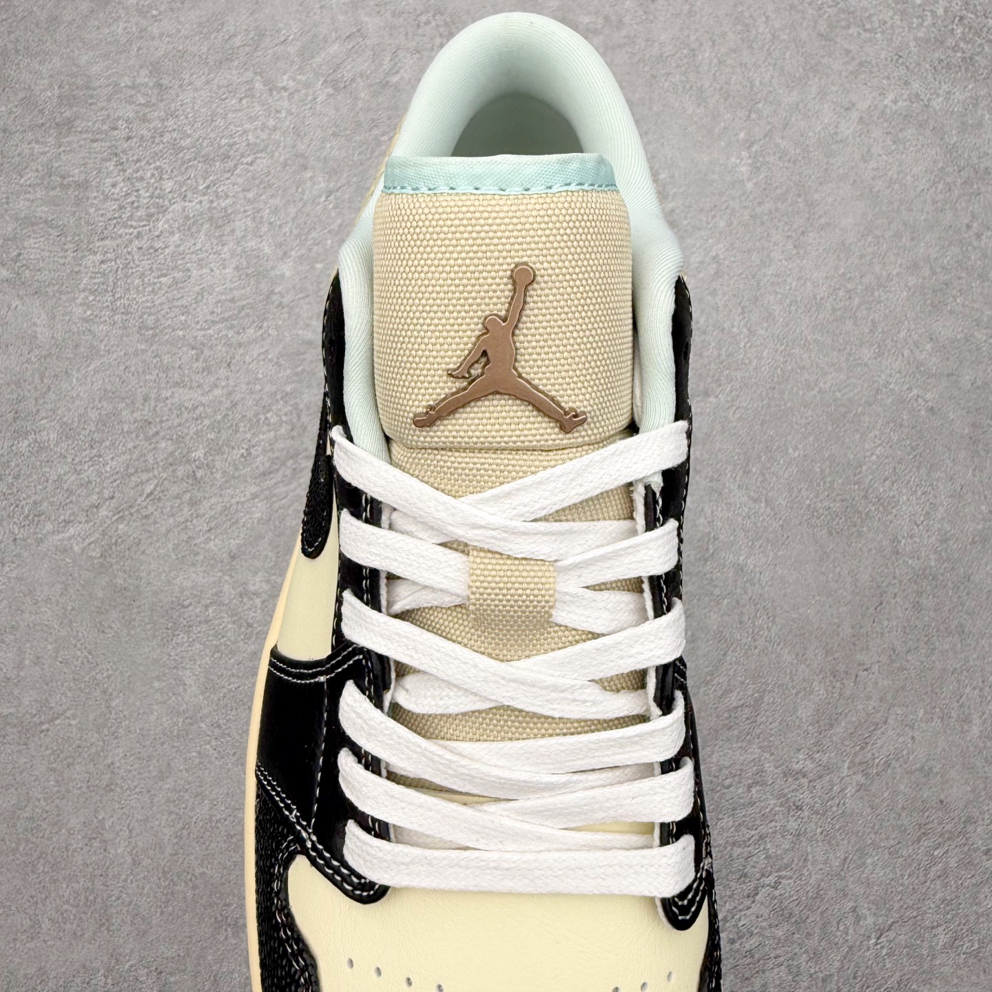 图片[5]-＃小DT Air Jordan AJ1 Low OG 低帮系列 全新流水线出品 超强性价比 DT版本平替选择 市场第二梯队 全部原鞋开发 原楦原纸板开发 全鞋电脑针车 原厂内置全掌气垫 原盒内在原标 唯一Zp原版鞋带绑法 免检产品 全新2022版型 全头层皮料 完美零毛边处理 原厂配置全掌气垫 价格定位良心 几十个配色陆续出货 实拍调校N版已经零色差零失真 百分百还原实物色彩所见即所得 不存在货不对板色差等低级问题 选购参考实物拍摄 不混卖不参货 只用心做好货严格选品 承诺混一赔十 尺码：36 36.5 37.5 38 38.5 39 40 40.5 41 42 42.5 43 44 44.5 45 46-选品中心