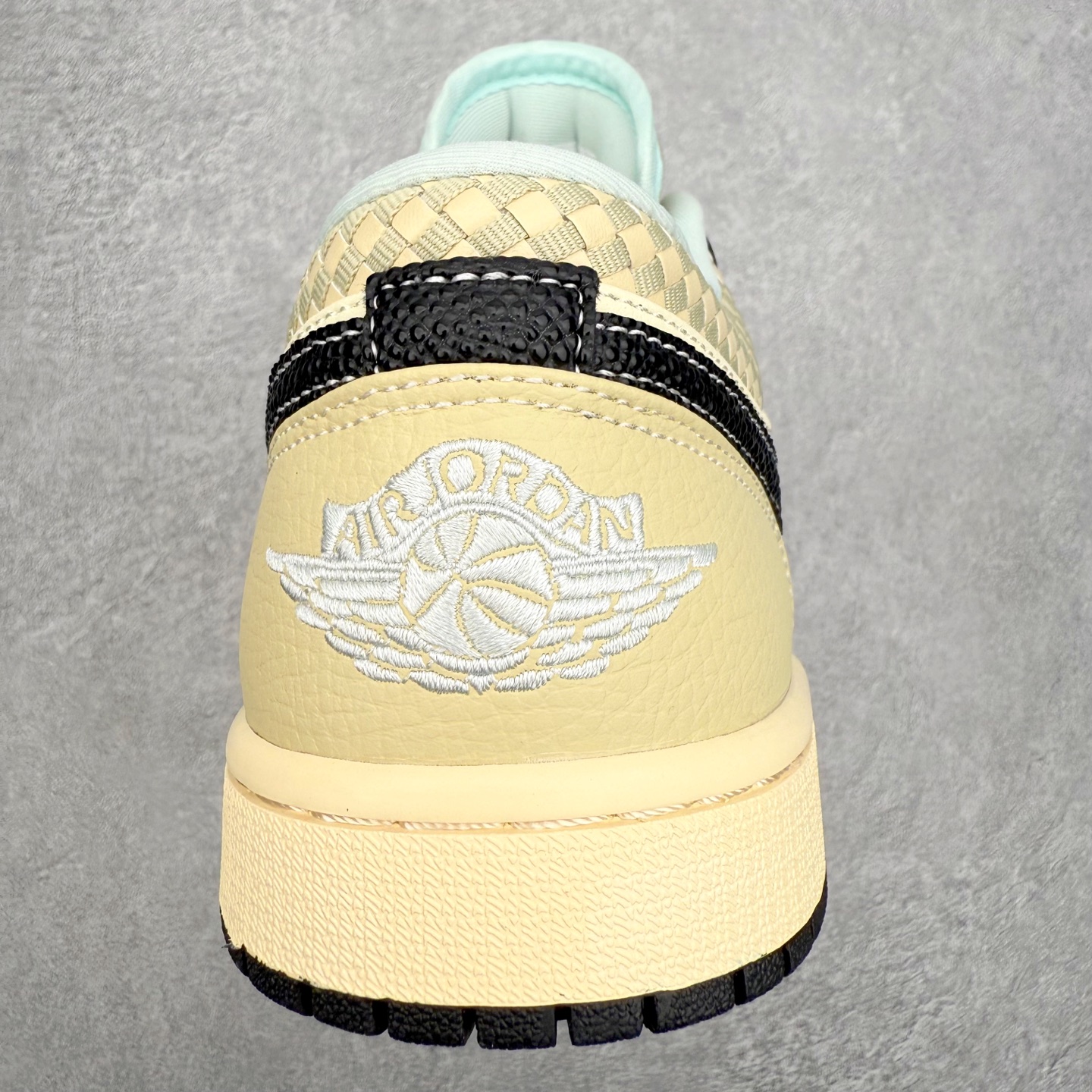 图片[8]-＃小DT Air Jordan AJ1 Low OG 低帮系列 全新流水线出品 超强性价比 DT版本平替选择 市场第二梯队 全部原鞋开发 原楦原纸板开发 全鞋电脑针车 原厂内置全掌气垫 原盒内在原标 唯一Zp原版鞋带绑法 免检产品 全新2022版型 全头层皮料 完美零毛边处理 原厂配置全掌气垫 价格定位良心 几十个配色陆续出货 实拍调校N版已经零色差零失真 百分百还原实物色彩所见即所得 不存在货不对板色差等低级问题 选购参考实物拍摄 不混卖不参货 只用心做好货严格选品 承诺混一赔十 尺码：36 36.5 37.5 38 38.5 39 40 40.5 41 42 42.5 43 44 44.5 45 46-选品中心