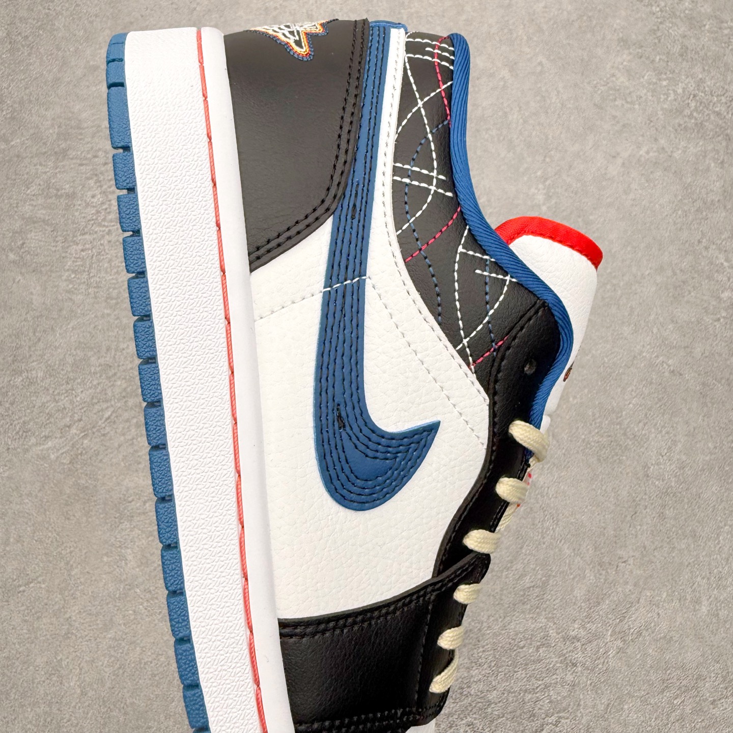 图片[6]-＃小DT Air Jordan AJ1 Low OG 低帮系列 全新流水线出品 超强性价比 DT版本平替选择 市场第二梯队 全部原鞋开发 原楦原纸板开发 全鞋电脑针车 原厂内置全掌气垫 原盒内在原标 唯一Zp原版鞋带绑法 免检产品 全新2022版型 全头层皮料 完美零毛边处理 原厂配置全掌气垫 价格定位良心 几十个配色陆续出货 实拍调校N版已经零色差零失真 百分百还原实物色彩所见即所得 不存在货不对板色差等低级问题 选购参考实物拍摄 不混卖不参货 只用心做好货严格选品 承诺混一赔十 尺码：36 36.5 37.5 38 38.5 39 40 40.5 41 42 42.5 43 44 44.5 45 46-选品中心