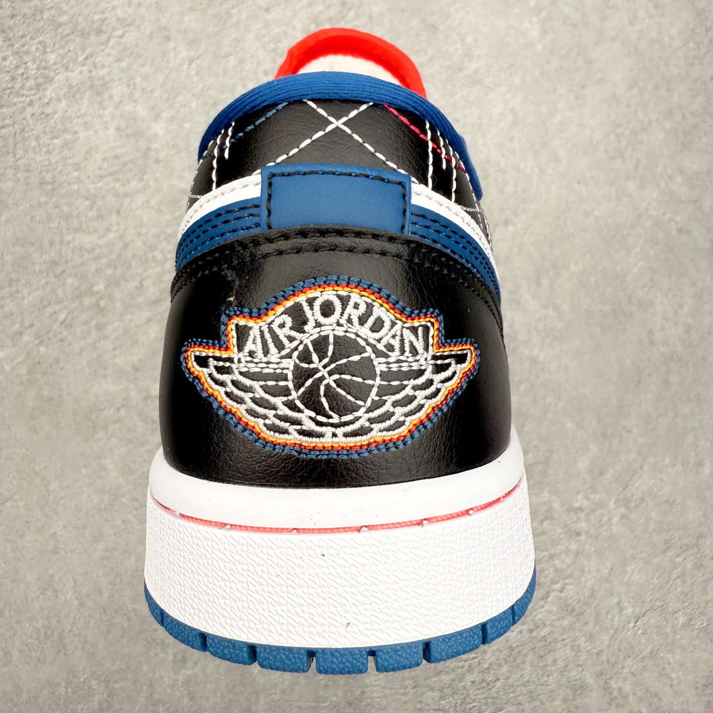 图片[8]-＃小DT Air Jordan AJ1 Low OG 低帮系列 全新流水线出品 超强性价比 DT版本平替选择 市场第二梯队 全部原鞋开发 原楦原纸板开发 全鞋电脑针车 原厂内置全掌气垫 原盒内在原标 唯一Zp原版鞋带绑法 免检产品 全新2022版型 全头层皮料 完美零毛边处理 原厂配置全掌气垫 价格定位良心 几十个配色陆续出货 实拍调校N版已经零色差零失真 百分百还原实物色彩所见即所得 不存在货不对板色差等低级问题 选购参考实物拍摄 不混卖不参货 只用心做好货严格选品 承诺混一赔十 尺码：36 36.5 37.5 38 38.5 39 40 40.5 41 42 42.5 43 44 44.5 45 46-选品中心