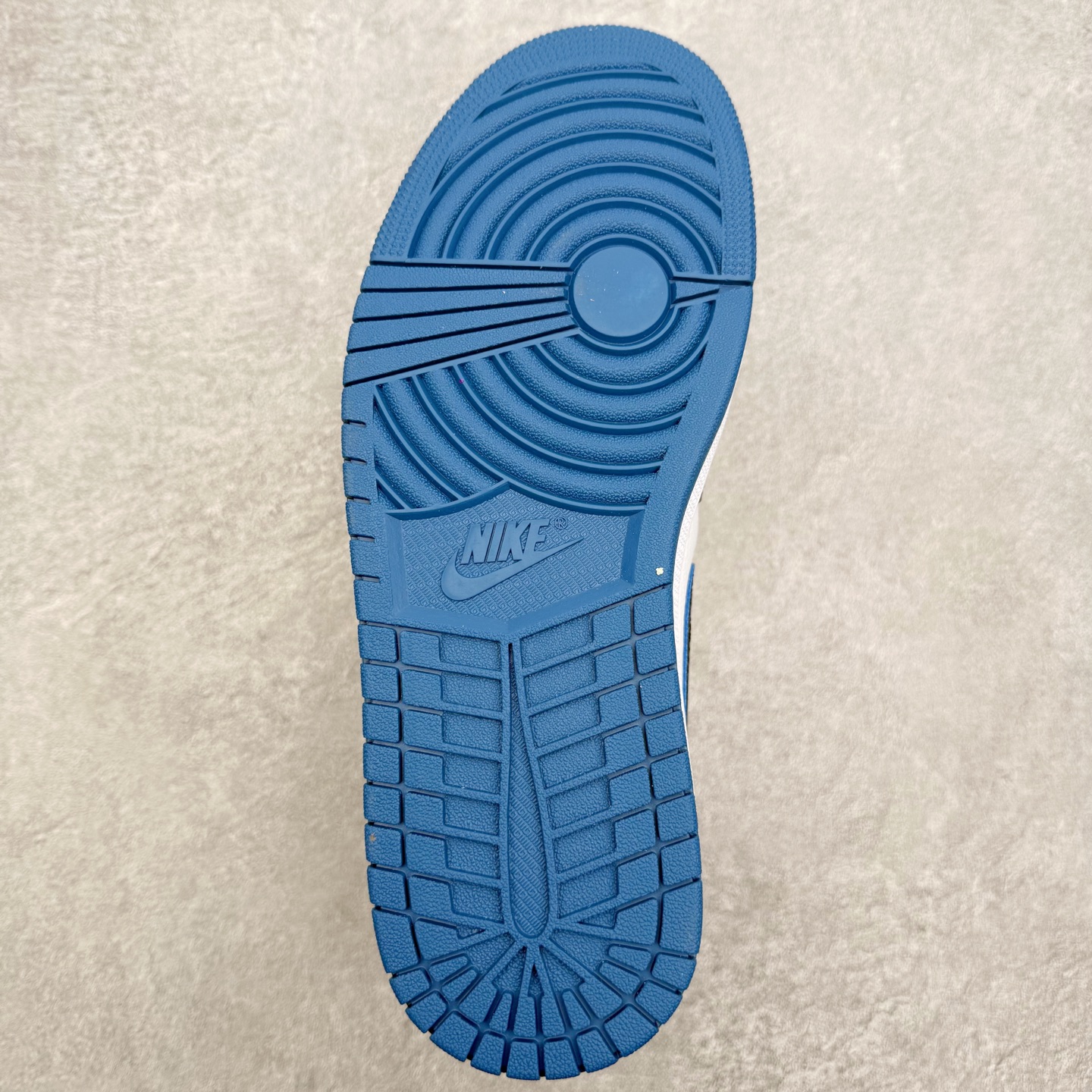 图片[9]-＃小DT Air Jordan AJ1 Low OG 低帮系列 全新流水线出品 超强性价比 DT版本平替选择 市场第二梯队 全部原鞋开发 原楦原纸板开发 全鞋电脑针车 原厂内置全掌气垫 原盒内在原标 唯一Zp原版鞋带绑法 免检产品 全新2022版型 全头层皮料 完美零毛边处理 原厂配置全掌气垫 价格定位良心 几十个配色陆续出货 实拍调校N版已经零色差零失真 百分百还原实物色彩所见即所得 不存在货不对板色差等低级问题 选购参考实物拍摄 不混卖不参货 只用心做好货严格选品 承诺混一赔十 尺码：36 36.5 37.5 38 38.5 39 40 40.5 41 42 42.5 43 44 44.5 45 46-选品中心