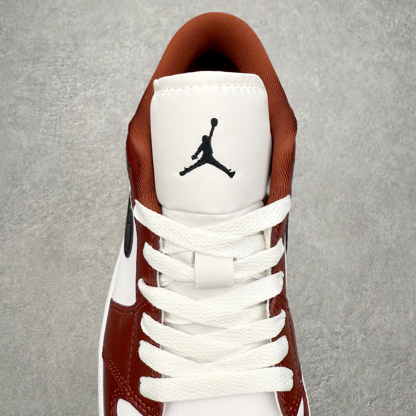 图片[5]-＃小DT Air Jordan AJ1 Low OG 低帮系列 全新流水线出品 超强性价比 DT版本平替选择 市场第二梯队 全部原鞋开发 原楦原纸板开发 全鞋电脑针车 原厂内置全掌气垫 原盒内在原标 唯一Zp原版鞋带绑法 免检产品 全新2022版型 全头层皮料 完美零毛边处理 原厂配置全掌气垫 价格定位良心 几十个配色陆续出货 实拍调校N版已经零色差零失真 百分百还原实物色彩所见即所得 不存在货不对板色差等低级问题 选购参考实物拍摄 不混卖不参货 只用心做好货严格选品 承诺混一赔十 尺码：36 36.5 37.5 38 38.5 39 40 40.5 41 42 42.5 43 44 44.5 45 46-选品中心