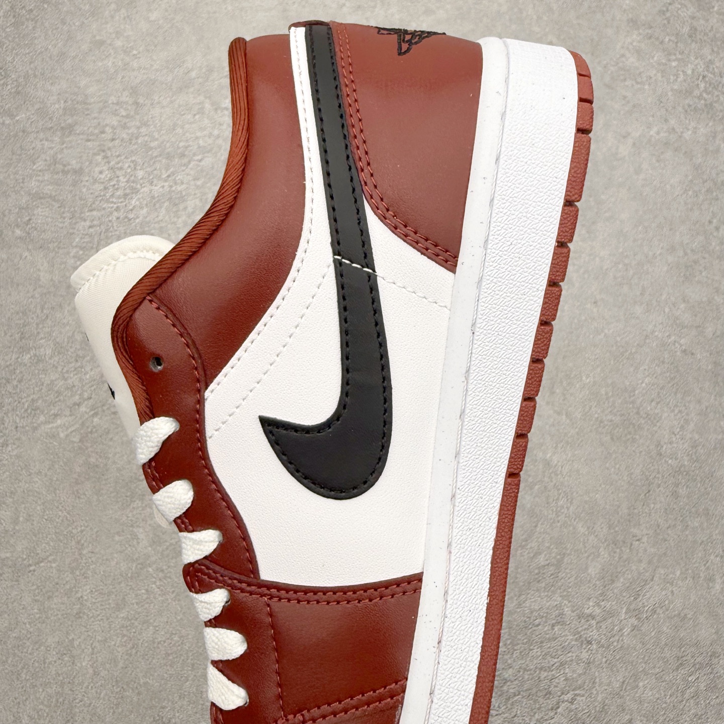 图片[7]-＃小DT Air Jordan AJ1 Low OG 低帮系列 全新流水线出品 超强性价比 DT版本平替选择 市场第二梯队 全部原鞋开发 原楦原纸板开发 全鞋电脑针车 原厂内置全掌气垫 原盒内在原标 唯一Zp原版鞋带绑法 免检产品 全新2022版型 全头层皮料 完美零毛边处理 原厂配置全掌气垫 价格定位良心 几十个配色陆续出货 实拍调校N版已经零色差零失真 百分百还原实物色彩所见即所得 不存在货不对板色差等低级问题 选购参考实物拍摄 不混卖不参货 只用心做好货严格选品 承诺混一赔十 尺码：36 36.5 37.5 38 38.5 39 40 40.5 41 42 42.5 43 44 44.5 45 46-选品中心