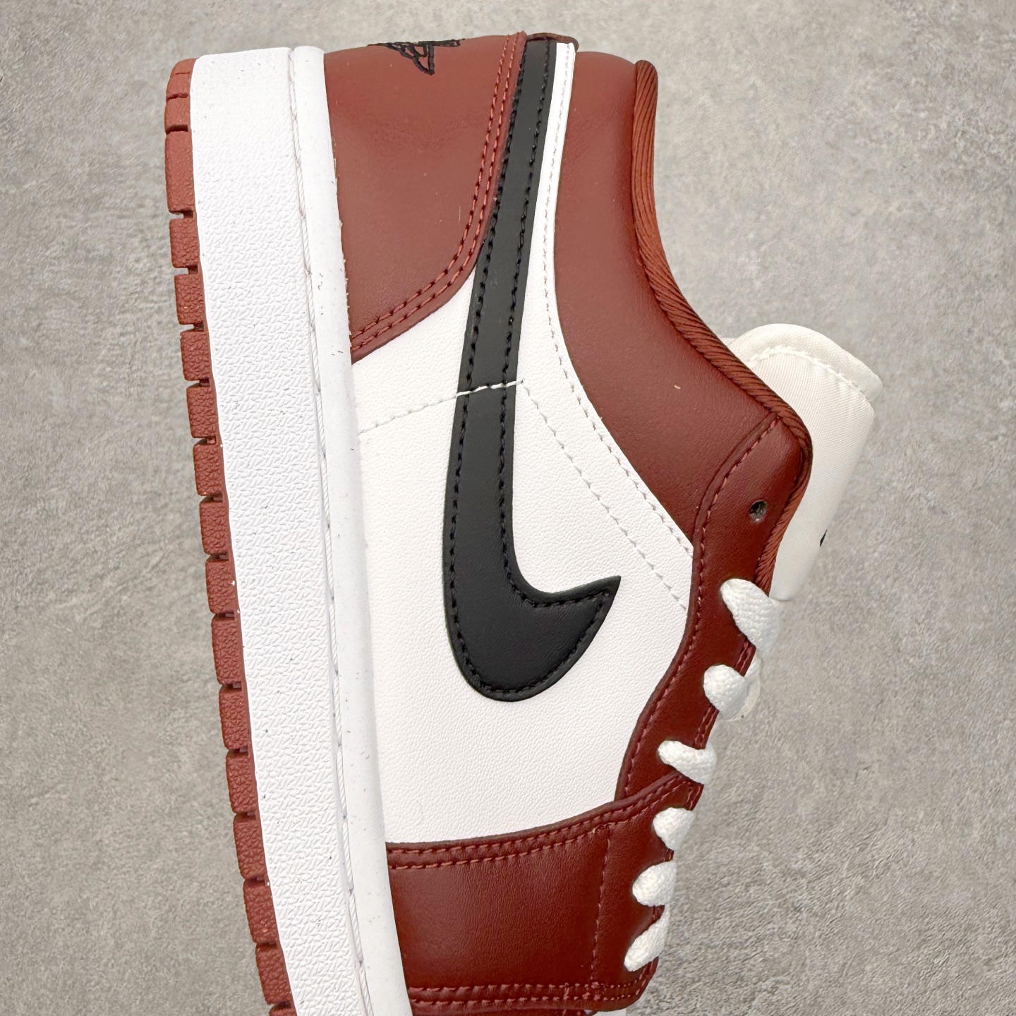 图片[6]-＃小DT Air Jordan AJ1 Low OG 低帮系列 全新流水线出品 超强性价比 DT版本平替选择 市场第二梯队 全部原鞋开发 原楦原纸板开发 全鞋电脑针车 原厂内置全掌气垫 原盒内在原标 唯一Zp原版鞋带绑法 免检产品 全新2022版型 全头层皮料 完美零毛边处理 原厂配置全掌气垫 价格定位良心 几十个配色陆续出货 实拍调校N版已经零色差零失真 百分百还原实物色彩所见即所得 不存在货不对板色差等低级问题 选购参考实物拍摄 不混卖不参货 只用心做好货严格选品 承诺混一赔十 尺码：36 36.5 37.5 38 38.5 39 40 40.5 41 42 42.5 43 44 44.5 45 46-选品中心