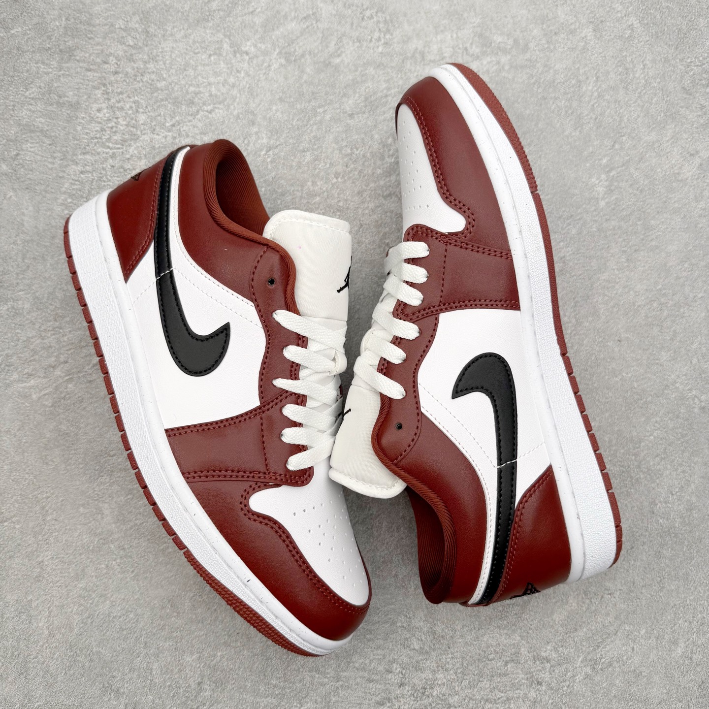 图片[3]-＃小DT Air Jordan AJ1 Low OG 低帮系列 全新流水线出品 超强性价比 DT版本平替选择 市场第二梯队 全部原鞋开发 原楦原纸板开发 全鞋电脑针车 原厂内置全掌气垫 原盒内在原标 唯一Zp原版鞋带绑法 免检产品 全新2022版型 全头层皮料 完美零毛边处理 原厂配置全掌气垫 价格定位良心 几十个配色陆续出货 实拍调校N版已经零色差零失真 百分百还原实物色彩所见即所得 不存在货不对板色差等低级问题 选购参考实物拍摄 不混卖不参货 只用心做好货严格选品 承诺混一赔十 尺码：36 36.5 37.5 38 38.5 39 40 40.5 41 42 42.5 43 44 44.5 45 46-选品中心