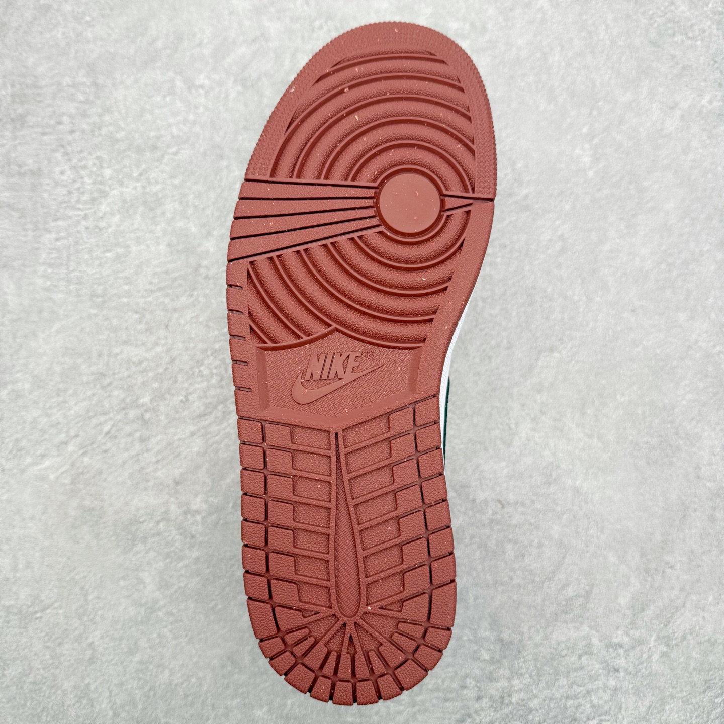 图片[9]-＃小DT Air Jordan AJ1 Low OG 低帮系列 全新流水线出品 超强性价比 DT版本平替选择 市场第二梯队 全部原鞋开发 原楦原纸板开发 全鞋电脑针车 原厂内置全掌气垫 原盒内在原标 唯一Zp原版鞋带绑法 免检产品 全新2022版型 全头层皮料 完美零毛边处理 原厂配置全掌气垫 价格定位良心 几十个配色陆续出货 实拍调校N版已经零色差零失真 百分百还原实物色彩所见即所得 不存在货不对板色差等低级问题 选购参考实物拍摄 不混卖不参货 只用心做好货严格选品 承诺混一赔十 尺码：36 36.5 37.5 38 38.5 39 40 40.5 41 42 42.5 43 44 44.5 45 46-选品中心