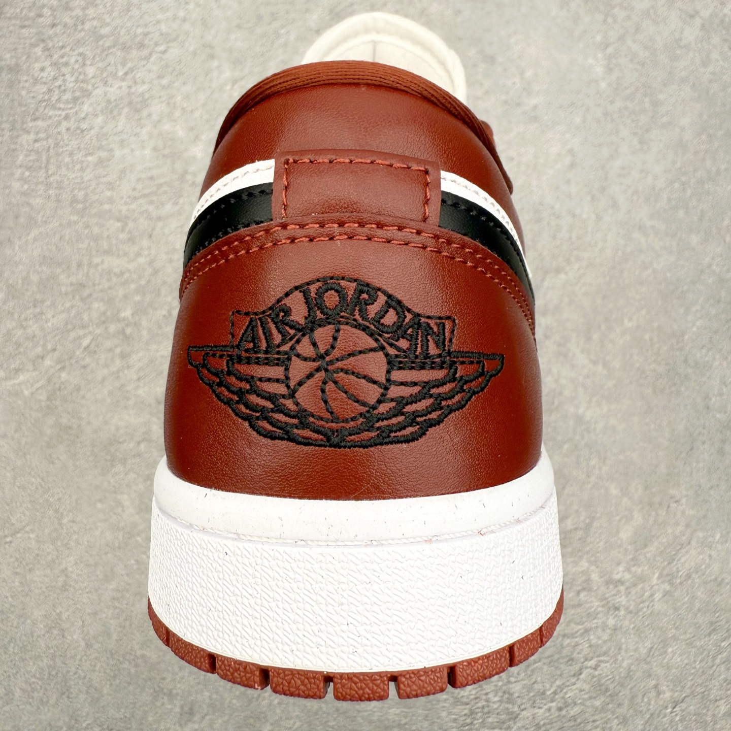 图片[8]-＃小DT Air Jordan AJ1 Low OG 低帮系列 全新流水线出品 超强性价比 DT版本平替选择 市场第二梯队 全部原鞋开发 原楦原纸板开发 全鞋电脑针车 原厂内置全掌气垫 原盒内在原标 唯一Zp原版鞋带绑法 免检产品 全新2022版型 全头层皮料 完美零毛边处理 原厂配置全掌气垫 价格定位良心 几十个配色陆续出货 实拍调校N版已经零色差零失真 百分百还原实物色彩所见即所得 不存在货不对板色差等低级问题 选购参考实物拍摄 不混卖不参货 只用心做好货严格选品 承诺混一赔十 尺码：36 36.5 37.5 38 38.5 39 40 40.5 41 42 42.5 43 44 44.5 45 46-选品中心