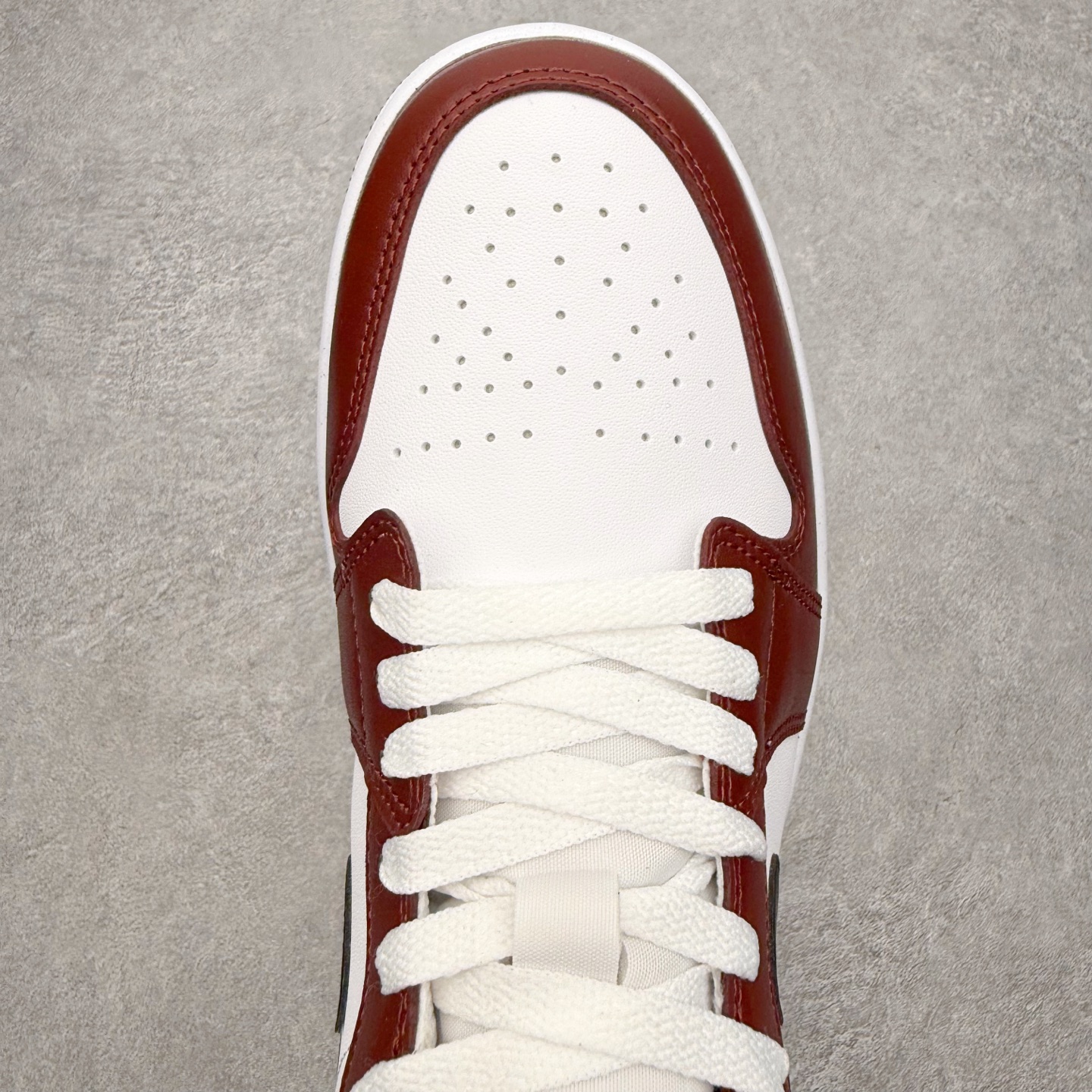 图片[4]-＃小DT Air Jordan AJ1 Low OG 低帮系列 全新流水线出品 超强性价比 DT版本平替选择 市场第二梯队 全部原鞋开发 原楦原纸板开发 全鞋电脑针车 原厂内置全掌气垫 原盒内在原标 唯一Zp原版鞋带绑法 免检产品 全新2022版型 全头层皮料 完美零毛边处理 原厂配置全掌气垫 价格定位良心 几十个配色陆续出货 实拍调校N版已经零色差零失真 百分百还原实物色彩所见即所得 不存在货不对板色差等低级问题 选购参考实物拍摄 不混卖不参货 只用心做好货严格选品 承诺混一赔十 尺码：36 36.5 37.5 38 38.5 39 40 40.5 41 42 42.5 43 44 44.5 45 46-选品中心