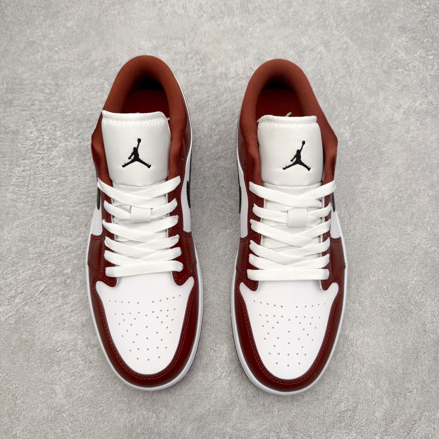 图片[2]-＃小DT Air Jordan AJ1 Low OG 低帮系列 全新流水线出品 超强性价比 DT版本平替选择 市场第二梯队 全部原鞋开发 原楦原纸板开发 全鞋电脑针车 原厂内置全掌气垫 原盒内在原标 唯一Zp原版鞋带绑法 免检产品 全新2022版型 全头层皮料 完美零毛边处理 原厂配置全掌气垫 价格定位良心 几十个配色陆续出货 实拍调校N版已经零色差零失真 百分百还原实物色彩所见即所得 不存在货不对板色差等低级问题 选购参考实物拍摄 不混卖不参货 只用心做好货严格选品 承诺混一赔十 尺码：36 36.5 37.5 38 38.5 39 40 40.5 41 42 42.5 43 44 44.5 45 46-选品中心