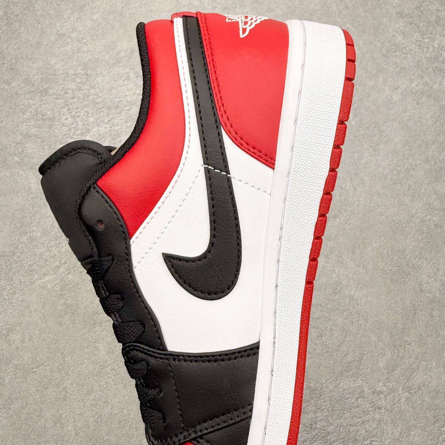 图片[7]-＃小DT Air Jordan AJ1 Low OG 低帮系列 全新流水线出品 超强性价比 DT版本平替选择 市场第二梯队 全部原鞋开发 原楦原纸板开发 全鞋电脑针车 原厂内置全掌气垫 原盒内在原标 唯一Zp原版鞋带绑法 免检产品 全新2022版型 全头层皮料 完美零毛边处理 原厂配置全掌气垫 价格定位良心 几十个配色陆续出货 实拍调校N版已经零色差零失真 百分百还原实物色彩所见即所得 不存在货不对板色差等低级问题 选购参考实物拍摄 不混卖不参货 只用心做好货严格选品 承诺混一赔十 尺码：36 36.5 37.5 38 38.5 39 40 40.5 41 42 42.5 43 44 44.5 45 46-选品中心