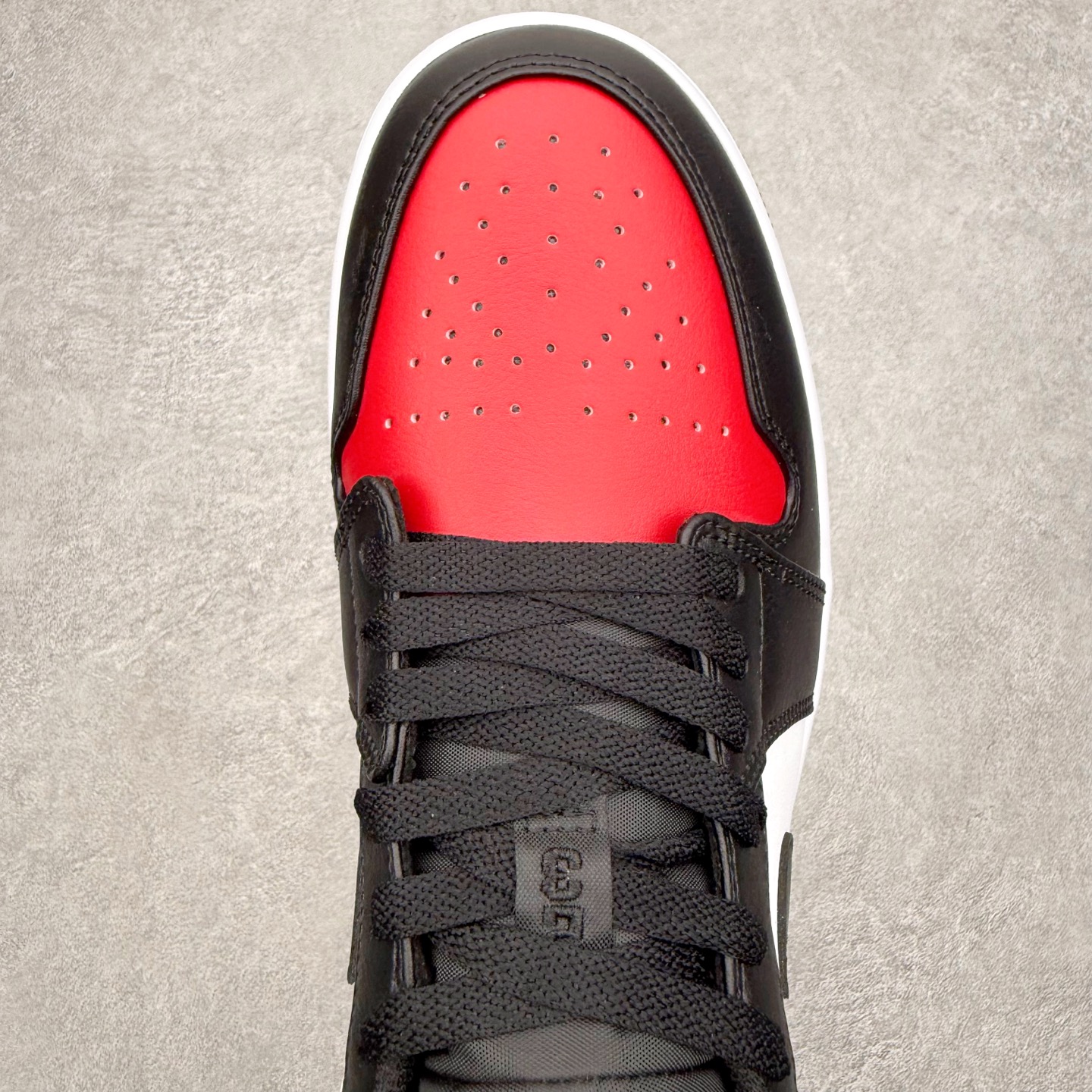 图片[4]-＃小DT Air Jordan AJ1 Low OG 低帮系列 全新流水线出品 超强性价比 DT版本平替选择 市场第二梯队 全部原鞋开发 原楦原纸板开发 全鞋电脑针车 原厂内置全掌气垫 原盒内在原标 唯一Zp原版鞋带绑法 免检产品 全新2022版型 全头层皮料 完美零毛边处理 原厂配置全掌气垫 价格定位良心 几十个配色陆续出货 实拍调校N版已经零色差零失真 百分百还原实物色彩所见即所得 不存在货不对板色差等低级问题 选购参考实物拍摄 不混卖不参货 只用心做好货严格选品 承诺混一赔十 尺码：36 36.5 37.5 38 38.5 39 40 40.5 41 42 42.5 43 44 44.5 45 46-选品中心