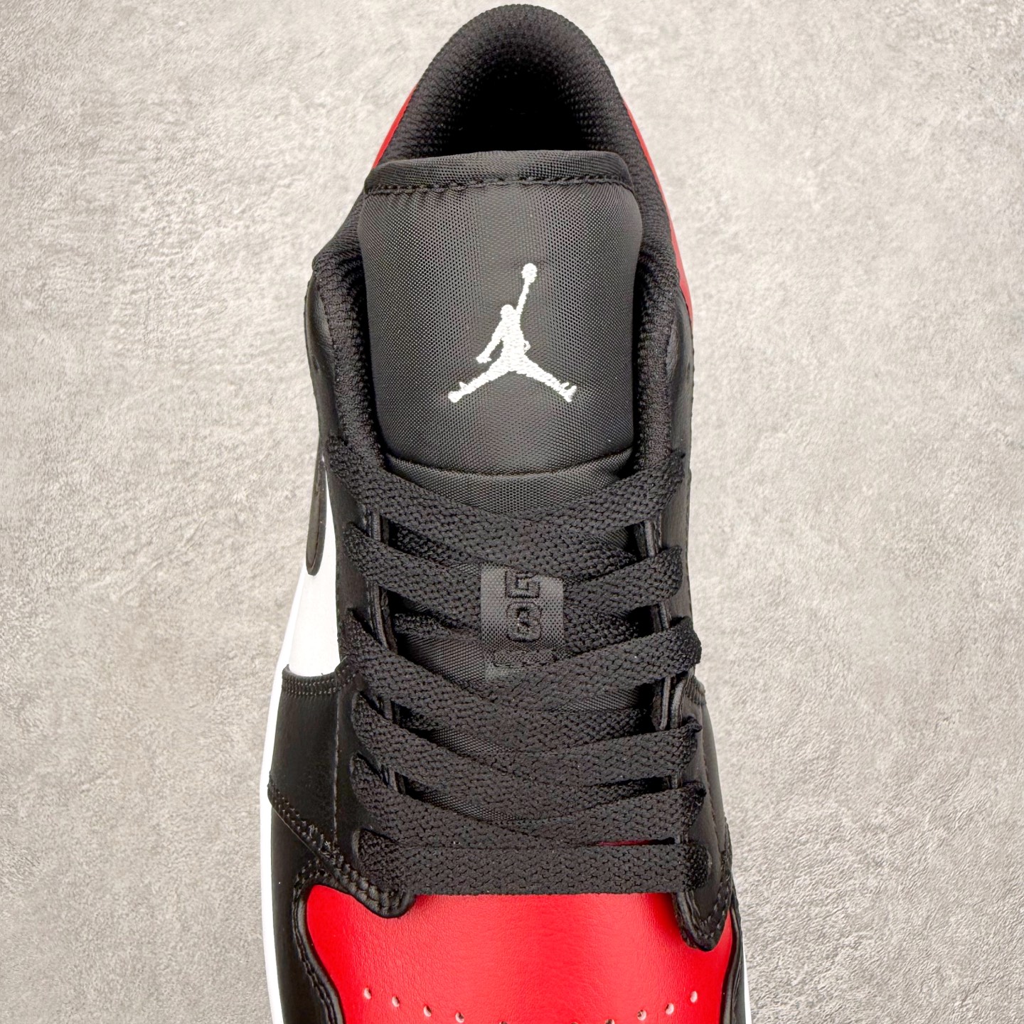 图片[5]-＃小DT Air Jordan AJ1 Low OG 低帮系列 全新流水线出品 超强性价比 DT版本平替选择 市场第二梯队 全部原鞋开发 原楦原纸板开发 全鞋电脑针车 原厂内置全掌气垫 原盒内在原标 唯一Zp原版鞋带绑法 免检产品 全新2022版型 全头层皮料 完美零毛边处理 原厂配置全掌气垫 价格定位良心 几十个配色陆续出货 实拍调校N版已经零色差零失真 百分百还原实物色彩所见即所得 不存在货不对板色差等低级问题 选购参考实物拍摄 不混卖不参货 只用心做好货严格选品 承诺混一赔十 尺码：36 36.5 37.5 38 38.5 39 40 40.5 41 42 42.5 43 44 44.5 45 46-选品中心