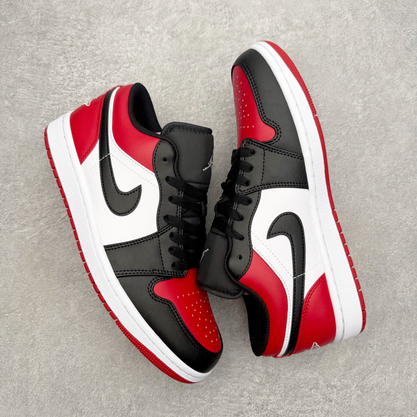 图片[3]-＃小DT Air Jordan AJ1 Low OG 低帮系列 全新流水线出品 超强性价比 DT版本平替选择 市场第二梯队 全部原鞋开发 原楦原纸板开发 全鞋电脑针车 原厂内置全掌气垫 原盒内在原标 唯一Zp原版鞋带绑法 免检产品 全新2022版型 全头层皮料 完美零毛边处理 原厂配置全掌气垫 价格定位良心 几十个配色陆续出货 实拍调校N版已经零色差零失真 百分百还原实物色彩所见即所得 不存在货不对板色差等低级问题 选购参考实物拍摄 不混卖不参货 只用心做好货严格选品 承诺混一赔十 尺码：36 36.5 37.5 38 38.5 39 40 40.5 41 42 42.5 43 44 44.5 45 46-选品中心