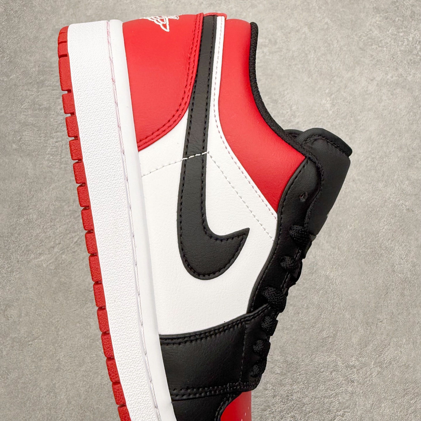 图片[6]-＃小DT Air Jordan AJ1 Low OG 低帮系列 全新流水线出品 超强性价比 DT版本平替选择 市场第二梯队 全部原鞋开发 原楦原纸板开发 全鞋电脑针车 原厂内置全掌气垫 原盒内在原标 唯一Zp原版鞋带绑法 免检产品 全新2022版型 全头层皮料 完美零毛边处理 原厂配置全掌气垫 价格定位良心 几十个配色陆续出货 实拍调校N版已经零色差零失真 百分百还原实物色彩所见即所得 不存在货不对板色差等低级问题 选购参考实物拍摄 不混卖不参货 只用心做好货严格选品 承诺混一赔十 尺码：36 36.5 37.5 38 38.5 39 40 40.5 41 42 42.5 43 44 44.5 45 46-选品中心