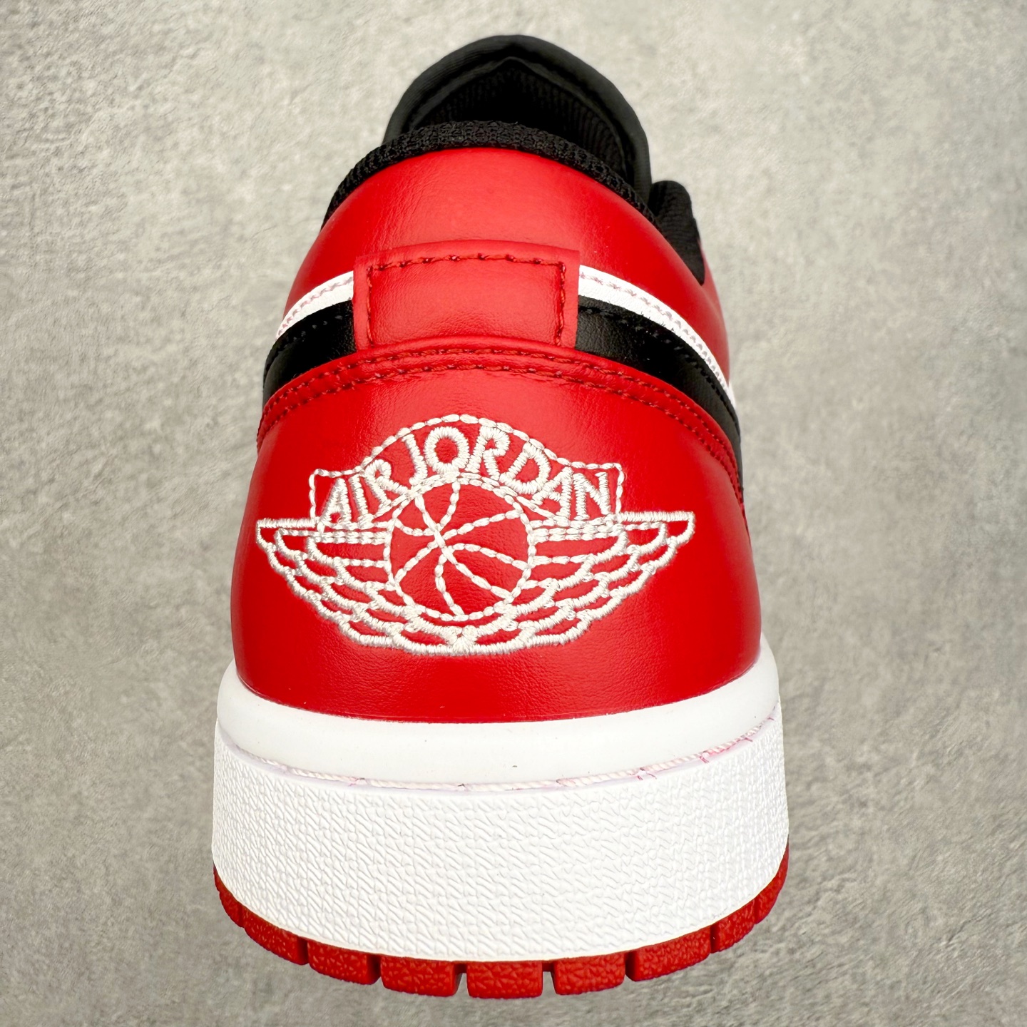 图片[8]-＃小DT Air Jordan AJ1 Low OG 低帮系列 全新流水线出品 超强性价比 DT版本平替选择 市场第二梯队 全部原鞋开发 原楦原纸板开发 全鞋电脑针车 原厂内置全掌气垫 原盒内在原标 唯一Zp原版鞋带绑法 免检产品 全新2022版型 全头层皮料 完美零毛边处理 原厂配置全掌气垫 价格定位良心 几十个配色陆续出货 实拍调校N版已经零色差零失真 百分百还原实物色彩所见即所得 不存在货不对板色差等低级问题 选购参考实物拍摄 不混卖不参货 只用心做好货严格选品 承诺混一赔十 尺码：36 36.5 37.5 38 38.5 39 40 40.5 41 42 42.5 43 44 44.5 45 46-选品中心