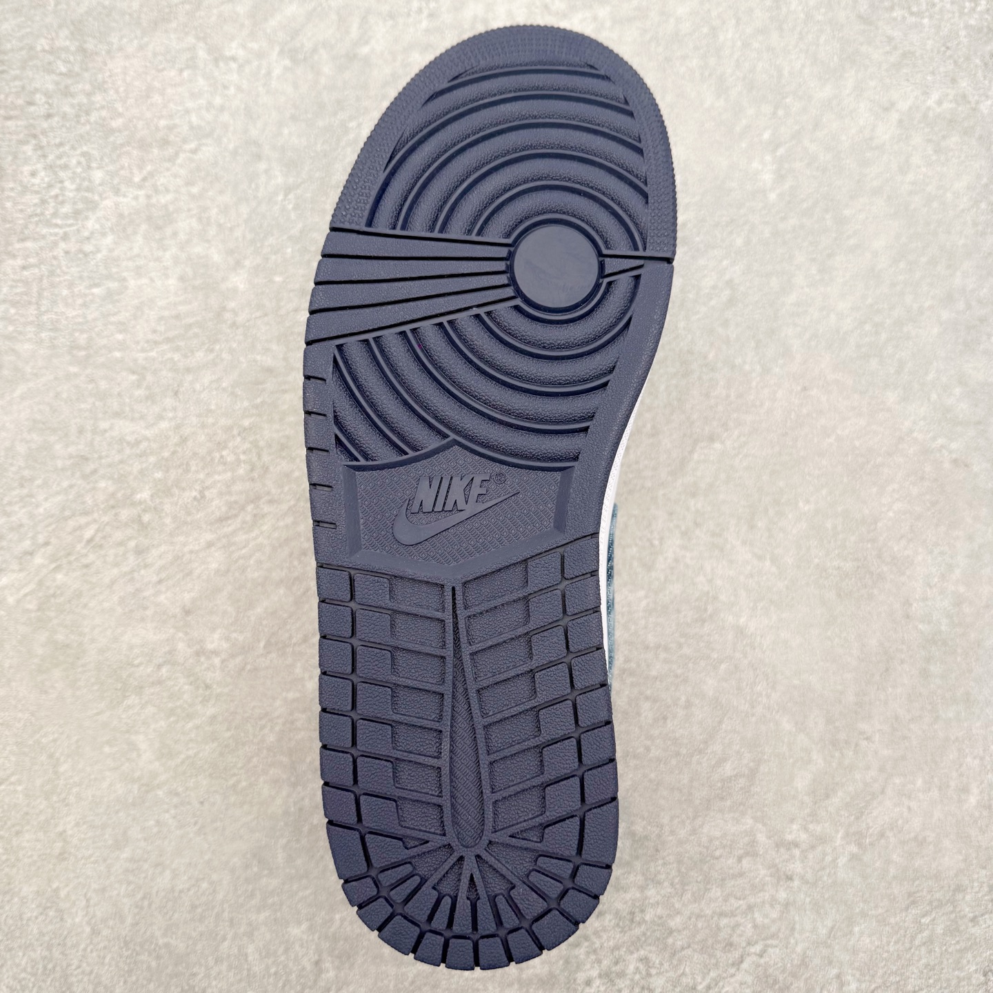 图片[9]-＃小DT Air Jordan AJ1 Low OG 低帮系列 全新流水线出品 超强性价比 DT版本平替选择 市场第二梯队 全部原鞋开发 原楦原纸板开发 全鞋电脑针车 原厂内置全掌气垫 原盒内在原标 唯一Zp原版鞋带绑法 免检产品 全新2022版型 全头层皮料 完美零毛边处理 原厂配置全掌气垫 价格定位良心 几十个配色陆续出货 实拍调校N版已经零色差零失真 百分百还原实物色彩所见即所得 不存在货不对板色差等低级问题 选购参考实物拍摄 不混卖不参货 只用心做好货严格选品 承诺混一赔十 尺码：36 36.5 37.5 38 38.5 39 40 40.5 41 42 42.5 43 44 44.5 45 46-选品中心