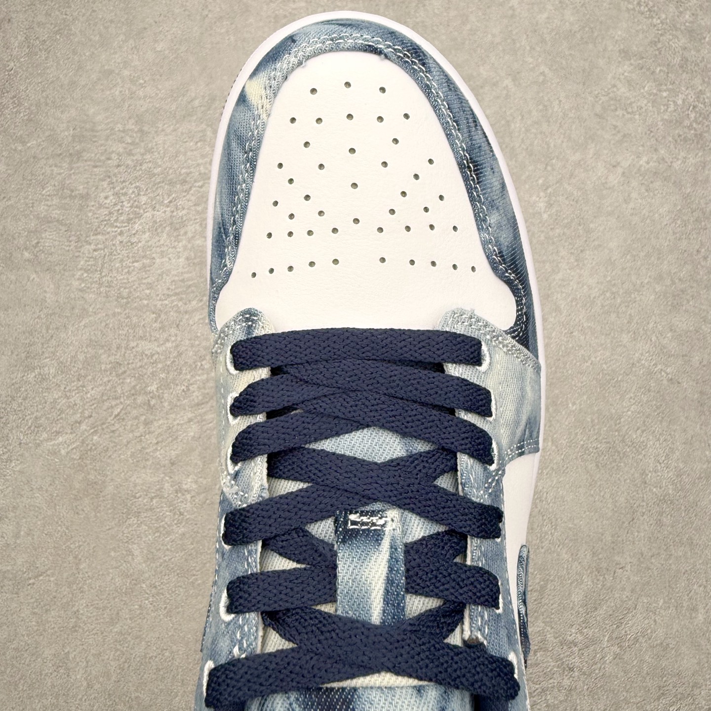 图片[4]-＃小DT Air Jordan AJ1 Low OG 低帮系列 全新流水线出品 超强性价比 DT版本平替选择 市场第二梯队 全部原鞋开发 原楦原纸板开发 全鞋电脑针车 原厂内置全掌气垫 原盒内在原标 唯一Zp原版鞋带绑法 免检产品 全新2022版型 全头层皮料 完美零毛边处理 原厂配置全掌气垫 价格定位良心 几十个配色陆续出货 实拍调校N版已经零色差零失真 百分百还原实物色彩所见即所得 不存在货不对板色差等低级问题 选购参考实物拍摄 不混卖不参货 只用心做好货严格选品 承诺混一赔十 尺码：36 36.5 37.5 38 38.5 39 40 40.5 41 42 42.5 43 44 44.5 45 46-选品中心