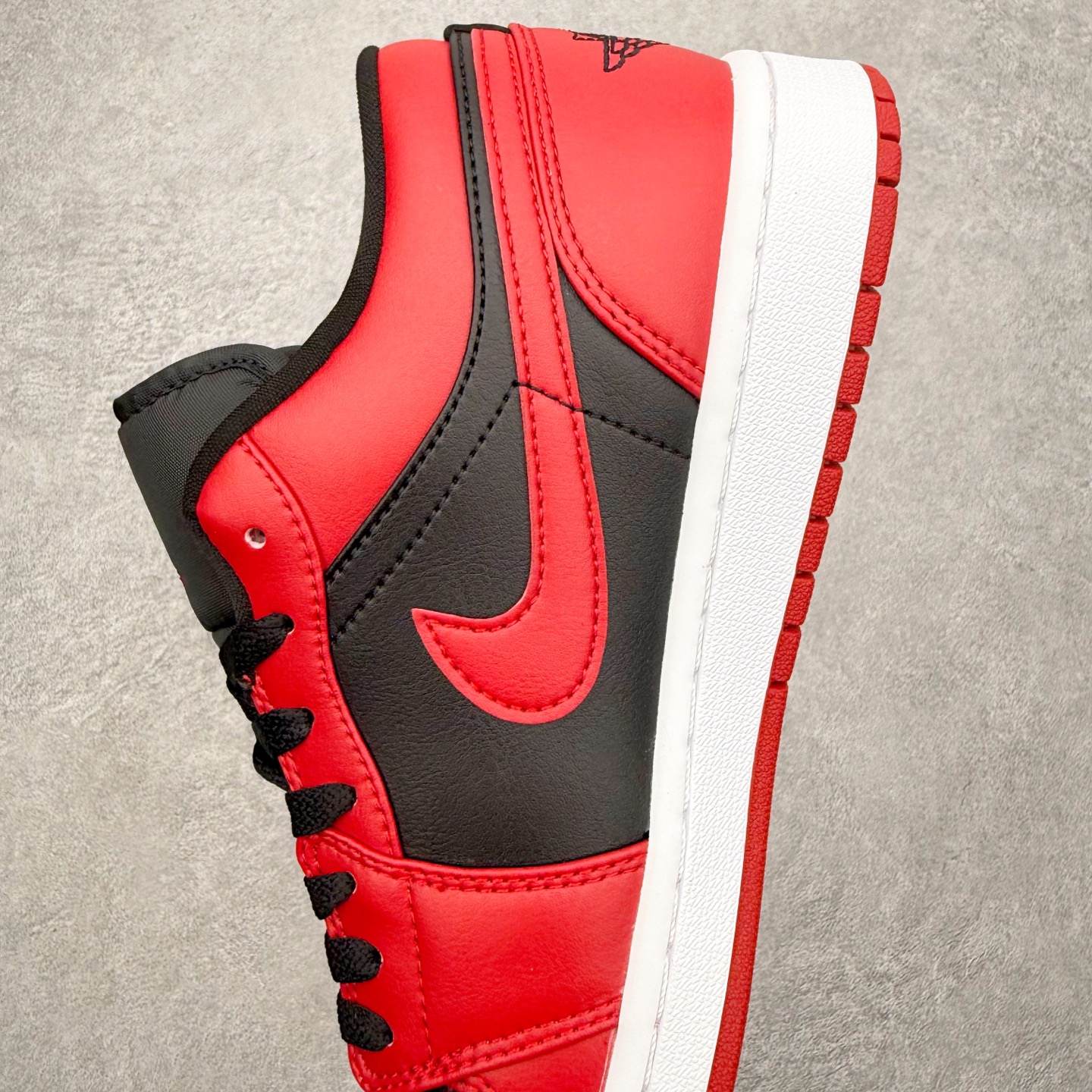 图片[7]-＃小DT Air Jordan AJ1 Low OG 低帮系列 全新流水线出品 超强性价比 DT版本平替选择 市场第二梯队 全部原鞋开发 原楦原纸板开发 全鞋电脑针车 原厂内置全掌气垫 原盒内在原标 唯一Zp原版鞋带绑法 免检产品 全新2022版型 全头层皮料 完美零毛边处理 原厂配置全掌气垫 价格定位良心 几十个配色陆续出货 实拍调校N版已经零色差零失真 百分百还原实物色彩所见即所得 不存在货不对板色差等低级问题 选购参考实物拍摄 不混卖不参货 只用心做好货严格选品 承诺混一赔十 尺码：36 36.5 37.5 38 38.5 39 40 40.5 41 42 42.5 43 44 44.5 45 46-选品中心