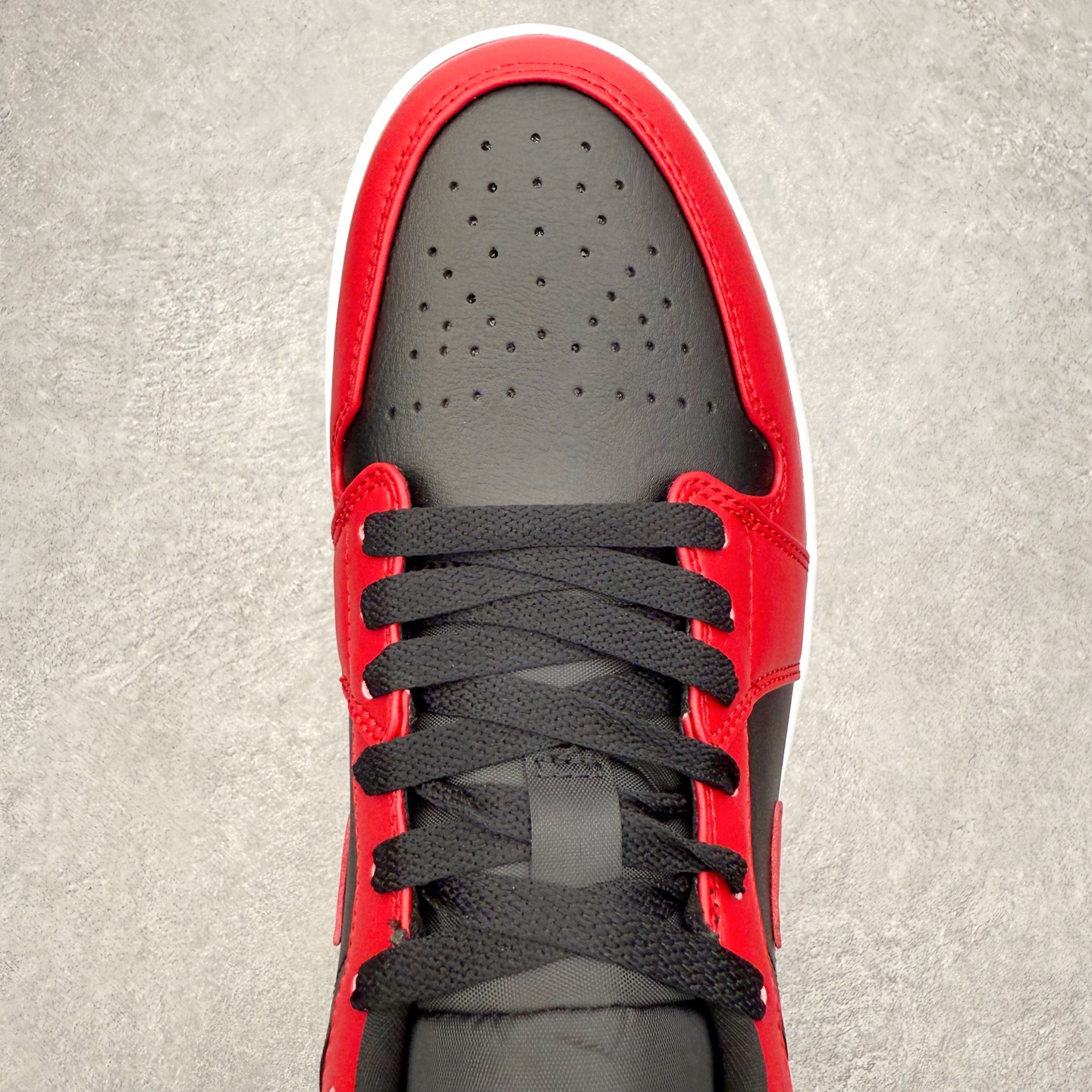 图片[4]-＃小DT Air Jordan AJ1 Low OG 低帮系列 全新流水线出品 超强性价比 DT版本平替选择 市场第二梯队 全部原鞋开发 原楦原纸板开发 全鞋电脑针车 原厂内置全掌气垫 原盒内在原标 唯一Zp原版鞋带绑法 免检产品 全新2022版型 全头层皮料 完美零毛边处理 原厂配置全掌气垫 价格定位良心 几十个配色陆续出货 实拍调校N版已经零色差零失真 百分百还原实物色彩所见即所得 不存在货不对板色差等低级问题 选购参考实物拍摄 不混卖不参货 只用心做好货严格选品 承诺混一赔十 尺码：36 36.5 37.5 38 38.5 39 40 40.5 41 42 42.5 43 44 44.5 45 46-选品中心