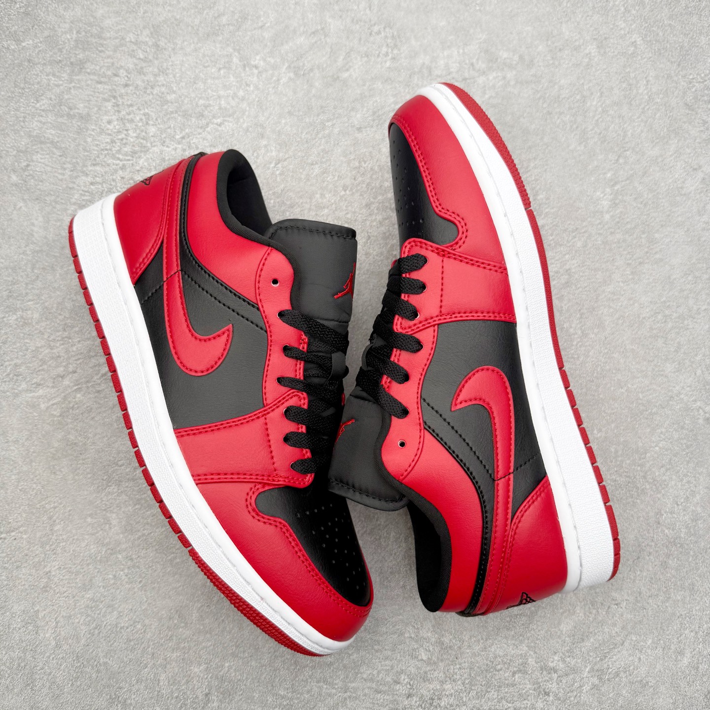 图片[3]-＃小DT Air Jordan AJ1 Low OG 低帮系列 全新流水线出品 超强性价比 DT版本平替选择 市场第二梯队 全部原鞋开发 原楦原纸板开发 全鞋电脑针车 原厂内置全掌气垫 原盒内在原标 唯一Zp原版鞋带绑法 免检产品 全新2022版型 全头层皮料 完美零毛边处理 原厂配置全掌气垫 价格定位良心 几十个配色陆续出货 实拍调校N版已经零色差零失真 百分百还原实物色彩所见即所得 不存在货不对板色差等低级问题 选购参考实物拍摄 不混卖不参货 只用心做好货严格选品 承诺混一赔十 尺码：36 36.5 37.5 38 38.5 39 40 40.5 41 42 42.5 43 44 44.5 45 46-选品中心