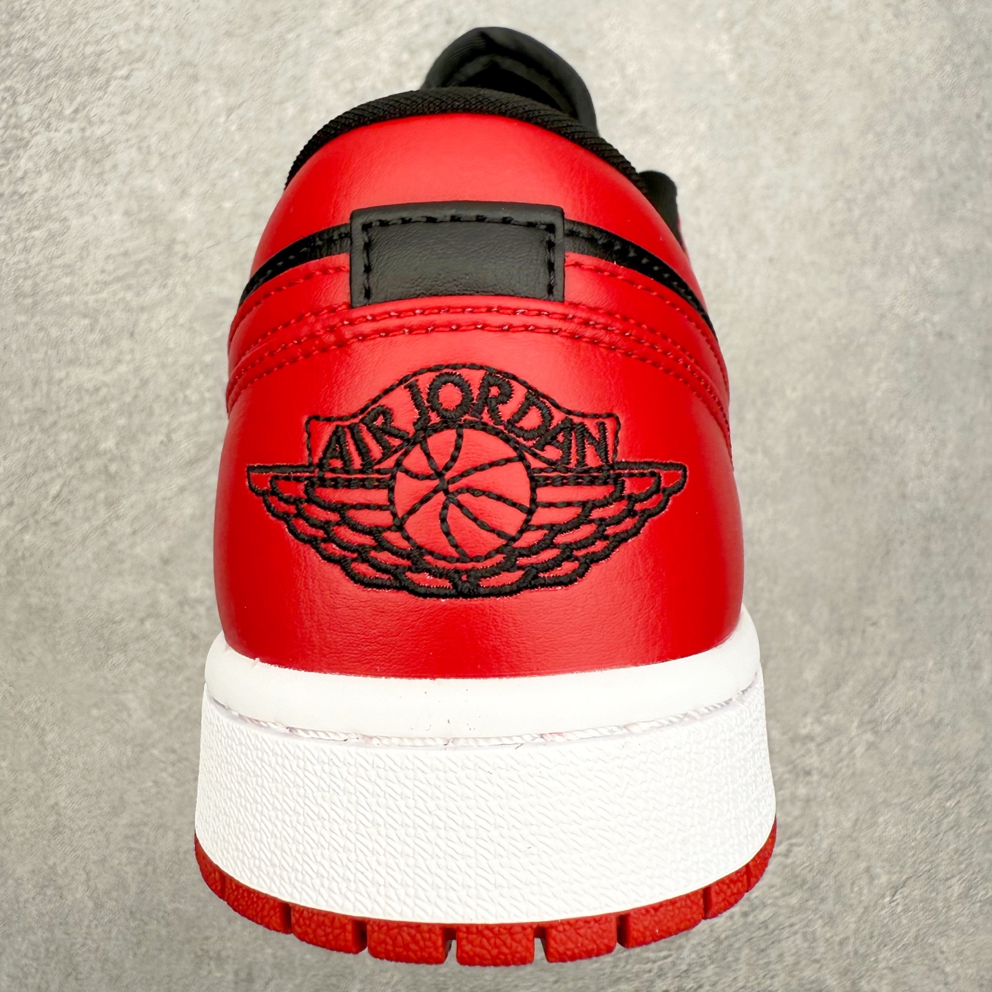 图片[8]-＃小DT Air Jordan AJ1 Low OG 低帮系列 全新流水线出品 超强性价比 DT版本平替选择 市场第二梯队 全部原鞋开发 原楦原纸板开发 全鞋电脑针车 原厂内置全掌气垫 原盒内在原标 唯一Zp原版鞋带绑法 免检产品 全新2022版型 全头层皮料 完美零毛边处理 原厂配置全掌气垫 价格定位良心 几十个配色陆续出货 实拍调校N版已经零色差零失真 百分百还原实物色彩所见即所得 不存在货不对板色差等低级问题 选购参考实物拍摄 不混卖不参货 只用心做好货严格选品 承诺混一赔十 尺码：36 36.5 37.5 38 38.5 39 40 40.5 41 42 42.5 43 44 44.5 45 46-选品中心