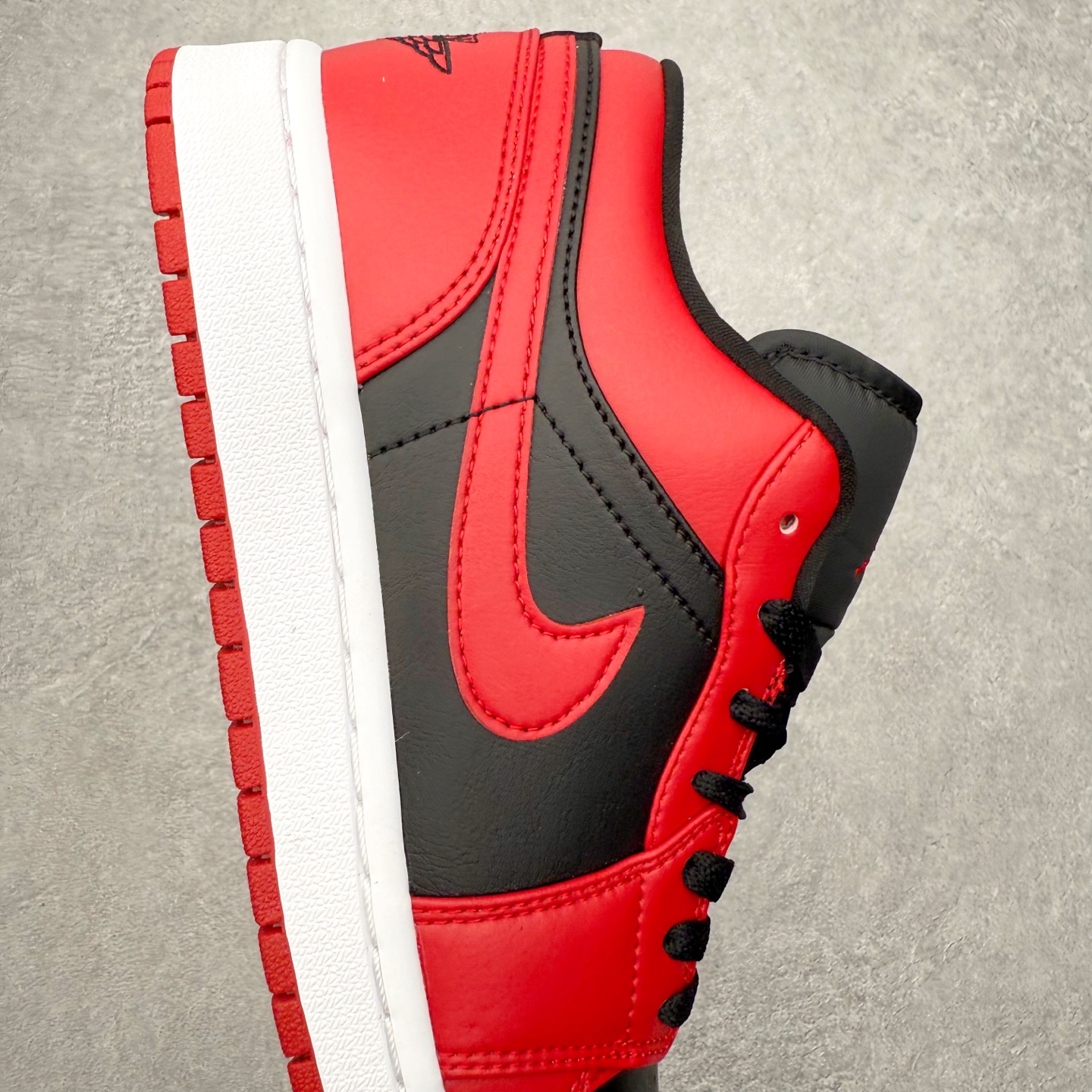 图片[6]-＃小DT Air Jordan AJ1 Low OG 低帮系列 全新流水线出品 超强性价比 DT版本平替选择 市场第二梯队 全部原鞋开发 原楦原纸板开发 全鞋电脑针车 原厂内置全掌气垫 原盒内在原标 唯一Zp原版鞋带绑法 免检产品 全新2022版型 全头层皮料 完美零毛边处理 原厂配置全掌气垫 价格定位良心 几十个配色陆续出货 实拍调校N版已经零色差零失真 百分百还原实物色彩所见即所得 不存在货不对板色差等低级问题 选购参考实物拍摄 不混卖不参货 只用心做好货严格选品 承诺混一赔十 尺码：36 36.5 37.5 38 38.5 39 40 40.5 41 42 42.5 43 44 44.5 45 46-选品中心