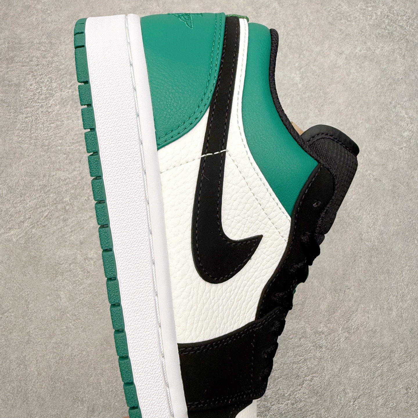 图片[6]-＃小DT Air Jordan AJ1 Low OG 低帮系列 全新流水线出品 超强性价比 DT版本平替选择 市场第二梯队 全部原鞋开发 原楦原纸板开发 全鞋电脑针车 原厂内置全掌气垫 原盒内在原标 唯一Zp原版鞋带绑法 免检产品 全新2022版型 全头层皮料 完美零毛边处理 原厂配置全掌气垫 价格定位良心 几十个配色陆续出货 实拍调校N版已经零色差零失真 百分百还原实物色彩所见即所得 不存在货不对板色差等低级问题 选购参考实物拍摄 不混卖不参货 只用心做好货严格选品 承诺混一赔十 尺码：36 36.5 37.5 38 38.5 39 40 40.5 41 42 42.5 43 44 44.5 45 46-选品中心