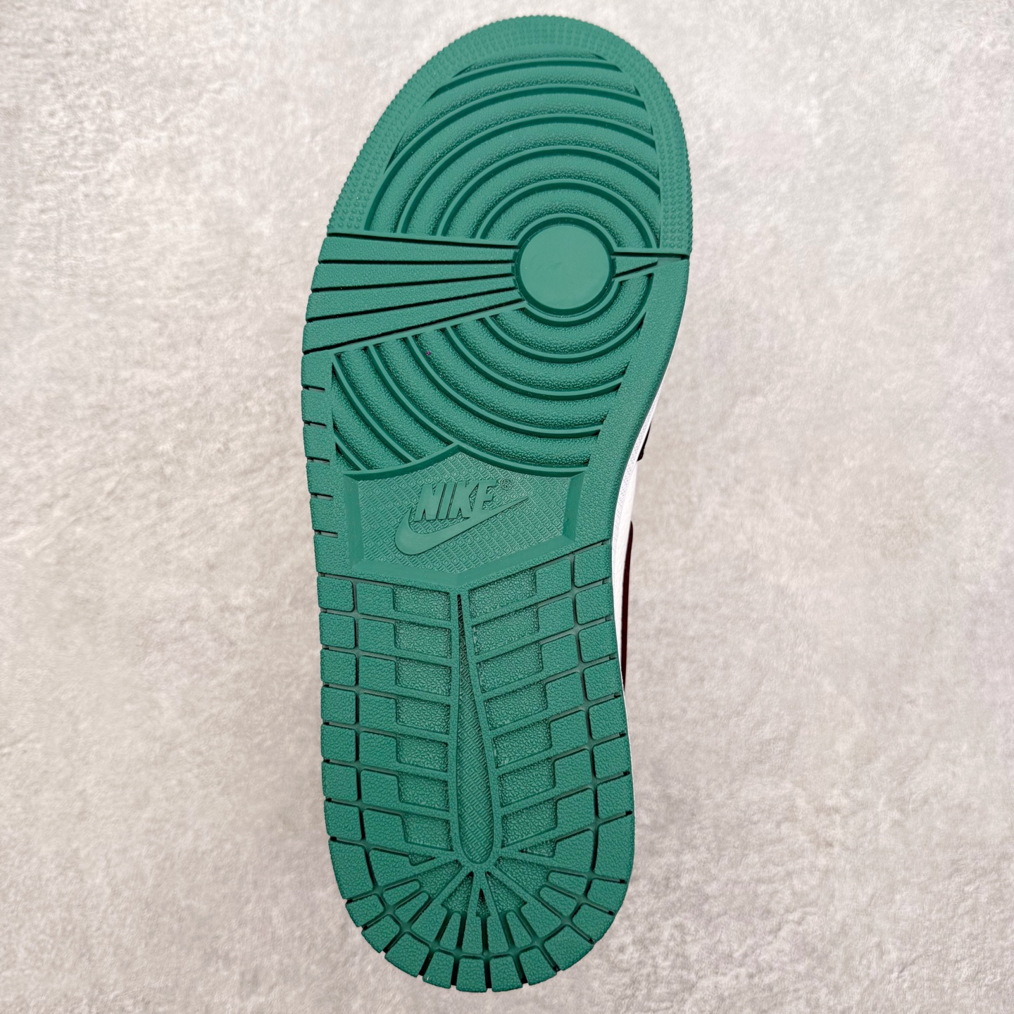 图片[9]-＃小DT Air Jordan AJ1 Low OG 低帮系列 全新流水线出品 超强性价比 DT版本平替选择 市场第二梯队 全部原鞋开发 原楦原纸板开发 全鞋电脑针车 原厂内置全掌气垫 原盒内在原标 唯一Zp原版鞋带绑法 免检产品 全新2022版型 全头层皮料 完美零毛边处理 原厂配置全掌气垫 价格定位良心 几十个配色陆续出货 实拍调校N版已经零色差零失真 百分百还原实物色彩所见即所得 不存在货不对板色差等低级问题 选购参考实物拍摄 不混卖不参货 只用心做好货严格选品 承诺混一赔十 尺码：36 36.5 37.5 38 38.5 39 40 40.5 41 42 42.5 43 44 44.5 45 46-选品中心