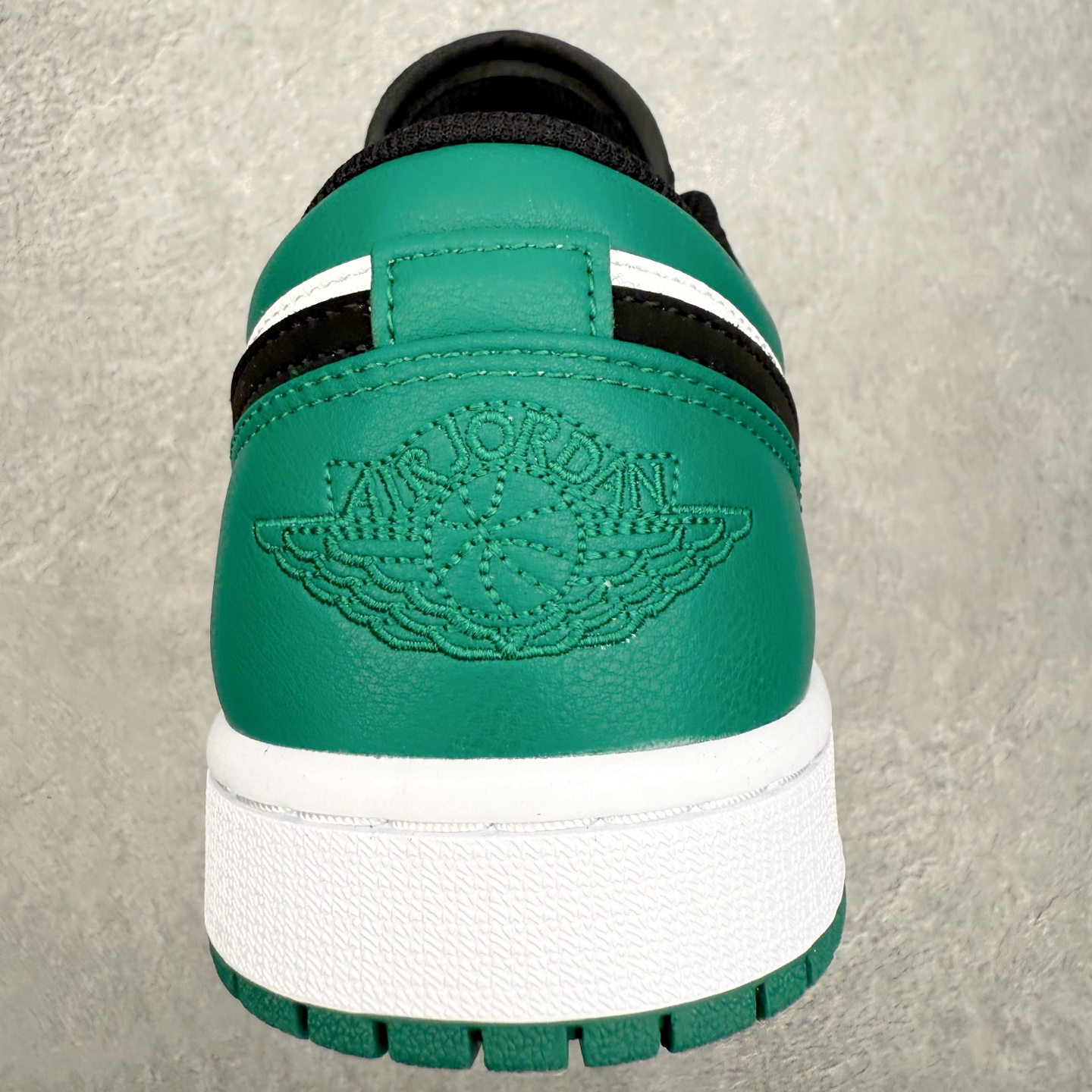 图片[8]-＃小DT Air Jordan AJ1 Low OG 低帮系列 全新流水线出品 超强性价比 DT版本平替选择 市场第二梯队 全部原鞋开发 原楦原纸板开发 全鞋电脑针车 原厂内置全掌气垫 原盒内在原标 唯一Zp原版鞋带绑法 免检产品 全新2022版型 全头层皮料 完美零毛边处理 原厂配置全掌气垫 价格定位良心 几十个配色陆续出货 实拍调校N版已经零色差零失真 百分百还原实物色彩所见即所得 不存在货不对板色差等低级问题 选购参考实物拍摄 不混卖不参货 只用心做好货严格选品 承诺混一赔十 尺码：36 36.5 37.5 38 38.5 39 40 40.5 41 42 42.5 43 44 44.5 45 46-选品中心