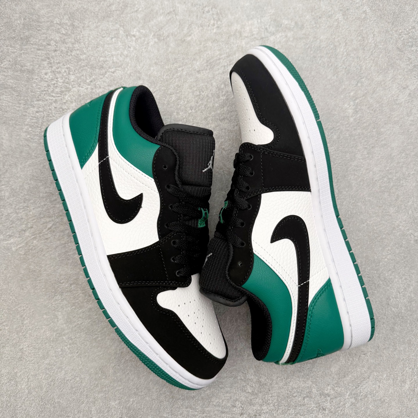 图片[3]-＃小DT Air Jordan AJ1 Low OG 低帮系列 全新流水线出品 超强性价比 DT版本平替选择 市场第二梯队 全部原鞋开发 原楦原纸板开发 全鞋电脑针车 原厂内置全掌气垫 原盒内在原标 唯一Zp原版鞋带绑法 免检产品 全新2022版型 全头层皮料 完美零毛边处理 原厂配置全掌气垫 价格定位良心 几十个配色陆续出货 实拍调校N版已经零色差零失真 百分百还原实物色彩所见即所得 不存在货不对板色差等低级问题 选购参考实物拍摄 不混卖不参货 只用心做好货严格选品 承诺混一赔十 尺码：36 36.5 37.5 38 38.5 39 40 40.5 41 42 42.5 43 44 44.5 45 46-选品中心