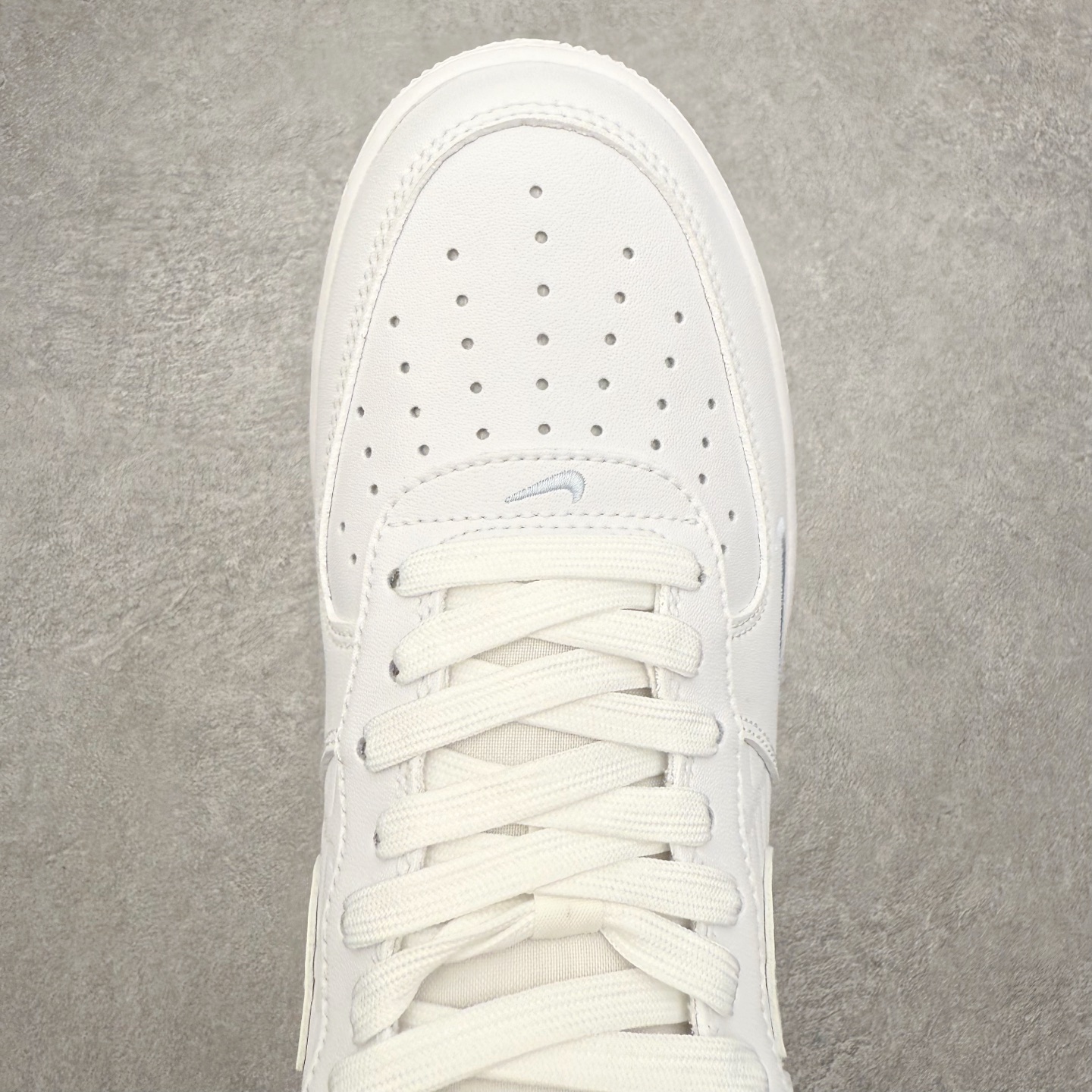 图片[4]-＃XT纯原 NK Air Force 1 Low 空军一号时尚舒适防滑耐磨低帮板鞋 IH4475-100 顶级批次 2022全新楦头鞋型 鱼鳞大底 历时开发三个月 清洁度完美 二维码鞋标 内置芯片及solo气垫 大底高度及其弧度依照正品 钢印 logo刺绣 鞋口弧度 鞋头长度 鞋面冲孔 鞋垫背胶及钢印 完美鞋型对比正品 每一处都是细节满满 柔软、弹性十足的缓震性能和出色的中底设计 横跨复古与现代的外型结合 造就出风靡全球 三十多年的Force 1 直到今天还深受青睐 实拍调校N版已经零色差零失真 百分百还原实物色彩所见即所得 不存在货不对板色差等低级问题 选购参考实物拍摄 不混卖不参货 只用心做好货严格选品 承诺混一赔十 尺码：36 36.5 37.5 38 38.5 39 40 40.5 41 42 42.5 43 44 44.5 45-选品中心