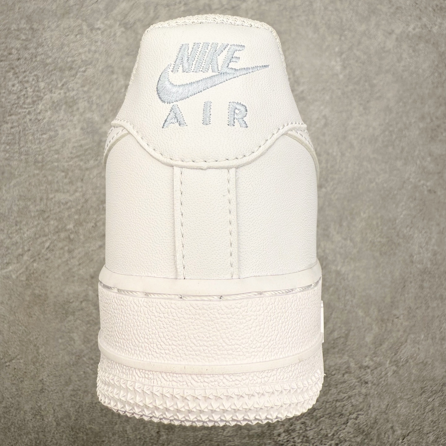 图片[8]-＃XT纯原 NK Air Force 1 Low 空军一号时尚舒适防滑耐磨低帮板鞋 IH4475-100 顶级批次 2022全新楦头鞋型 鱼鳞大底 历时开发三个月 清洁度完美 二维码鞋标 内置芯片及solo气垫 大底高度及其弧度依照正品 钢印 logo刺绣 鞋口弧度 鞋头长度 鞋面冲孔 鞋垫背胶及钢印 完美鞋型对比正品 每一处都是细节满满 柔软、弹性十足的缓震性能和出色的中底设计 横跨复古与现代的外型结合 造就出风靡全球 三十多年的Force 1 直到今天还深受青睐 实拍调校N版已经零色差零失真 百分百还原实物色彩所见即所得 不存在货不对板色差等低级问题 选购参考实物拍摄 不混卖不参货 只用心做好货严格选品 承诺混一赔十 尺码：36 36.5 37.5 38 38.5 39 40 40.5 41 42 42.5 43 44 44.5 45-选品中心