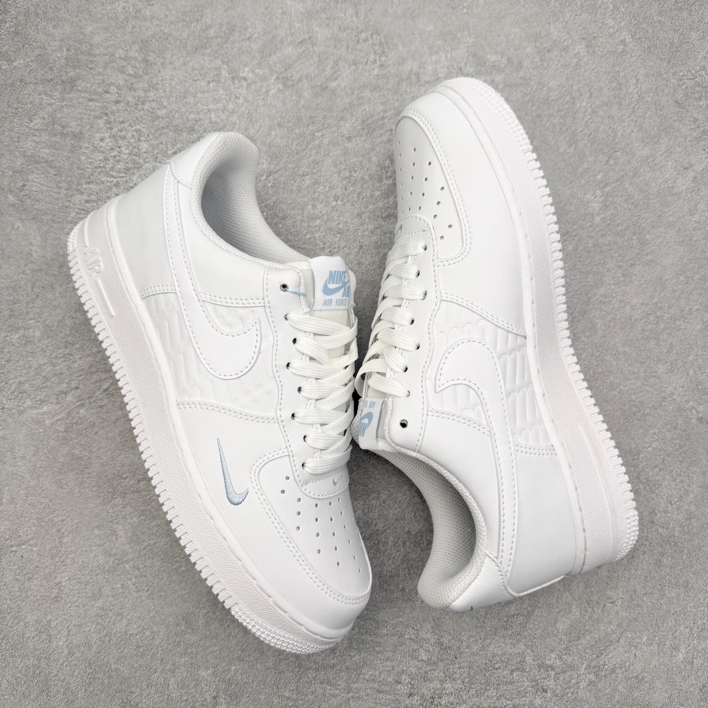 图片[3]-＃XT纯原 NK Air Force 1 Low 空军一号时尚舒适防滑耐磨低帮板鞋 IH4475-100 顶级批次 2022全新楦头鞋型 鱼鳞大底 历时开发三个月 清洁度完美 二维码鞋标 内置芯片及solo气垫 大底高度及其弧度依照正品 钢印 logo刺绣 鞋口弧度 鞋头长度 鞋面冲孔 鞋垫背胶及钢印 完美鞋型对比正品 每一处都是细节满满 柔软、弹性十足的缓震性能和出色的中底设计 横跨复古与现代的外型结合 造就出风靡全球 三十多年的Force 1 直到今天还深受青睐 实拍调校N版已经零色差零失真 百分百还原实物色彩所见即所得 不存在货不对板色差等低级问题 选购参考实物拍摄 不混卖不参货 只用心做好货严格选品 承诺混一赔十 尺码：36 36.5 37.5 38 38.5 39 40 40.5 41 42 42.5 43 44 44.5 45-选品中心