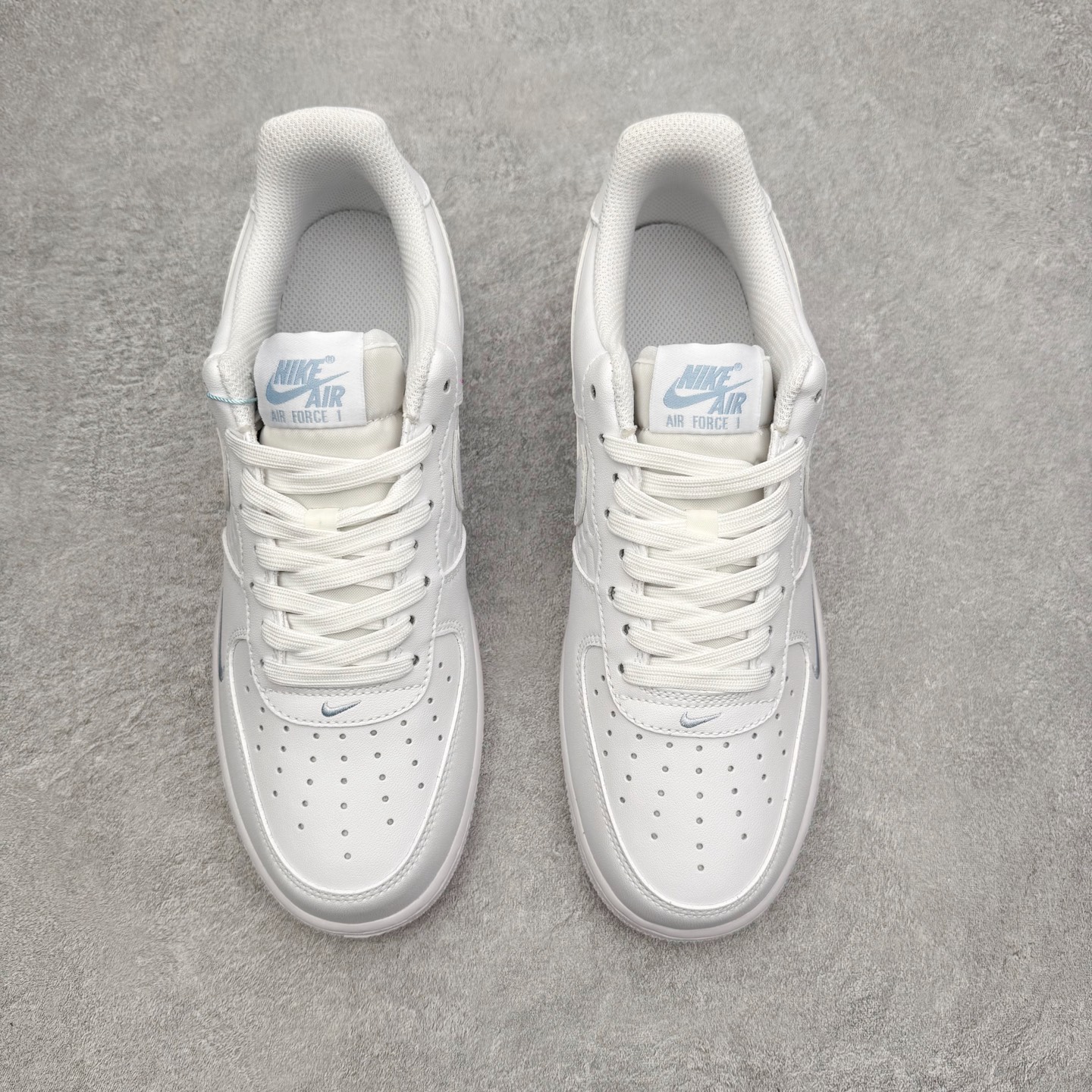 图片[2]-＃XT纯原 NK Air Force 1 Low 空军一号时尚舒适防滑耐磨低帮板鞋 IH4475-100 顶级批次 2022全新楦头鞋型 鱼鳞大底 历时开发三个月 清洁度完美 二维码鞋标 内置芯片及solo气垫 大底高度及其弧度依照正品 钢印 logo刺绣 鞋口弧度 鞋头长度 鞋面冲孔 鞋垫背胶及钢印 完美鞋型对比正品 每一处都是细节满满 柔软、弹性十足的缓震性能和出色的中底设计 横跨复古与现代的外型结合 造就出风靡全球 三十多年的Force 1 直到今天还深受青睐 实拍调校N版已经零色差零失真 百分百还原实物色彩所见即所得 不存在货不对板色差等低级问题 选购参考实物拍摄 不混卖不参货 只用心做好货严格选品 承诺混一赔十 尺码：36 36.5 37.5 38 38.5 39 40 40.5 41 42 42.5 43 44 44.5 45-选品中心