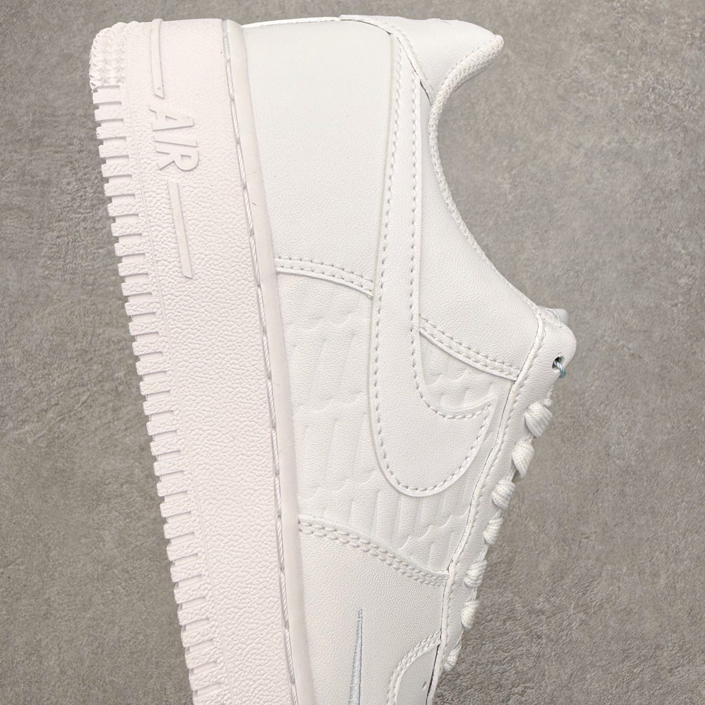 图片[6]-＃XT纯原 NK Air Force 1 Low 空军一号时尚舒适防滑耐磨低帮板鞋 IH4475-100 顶级批次 2022全新楦头鞋型 鱼鳞大底 历时开发三个月 清洁度完美 二维码鞋标 内置芯片及solo气垫 大底高度及其弧度依照正品 钢印 logo刺绣 鞋口弧度 鞋头长度 鞋面冲孔 鞋垫背胶及钢印 完美鞋型对比正品 每一处都是细节满满 柔软、弹性十足的缓震性能和出色的中底设计 横跨复古与现代的外型结合 造就出风靡全球 三十多年的Force 1 直到今天还深受青睐 实拍调校N版已经零色差零失真 百分百还原实物色彩所见即所得 不存在货不对板色差等低级问题 选购参考实物拍摄 不混卖不参货 只用心做好货严格选品 承诺混一赔十 尺码：36 36.5 37.5 38 38.5 39 40 40.5 41 42 42.5 43 44 44.5 45-选品中心