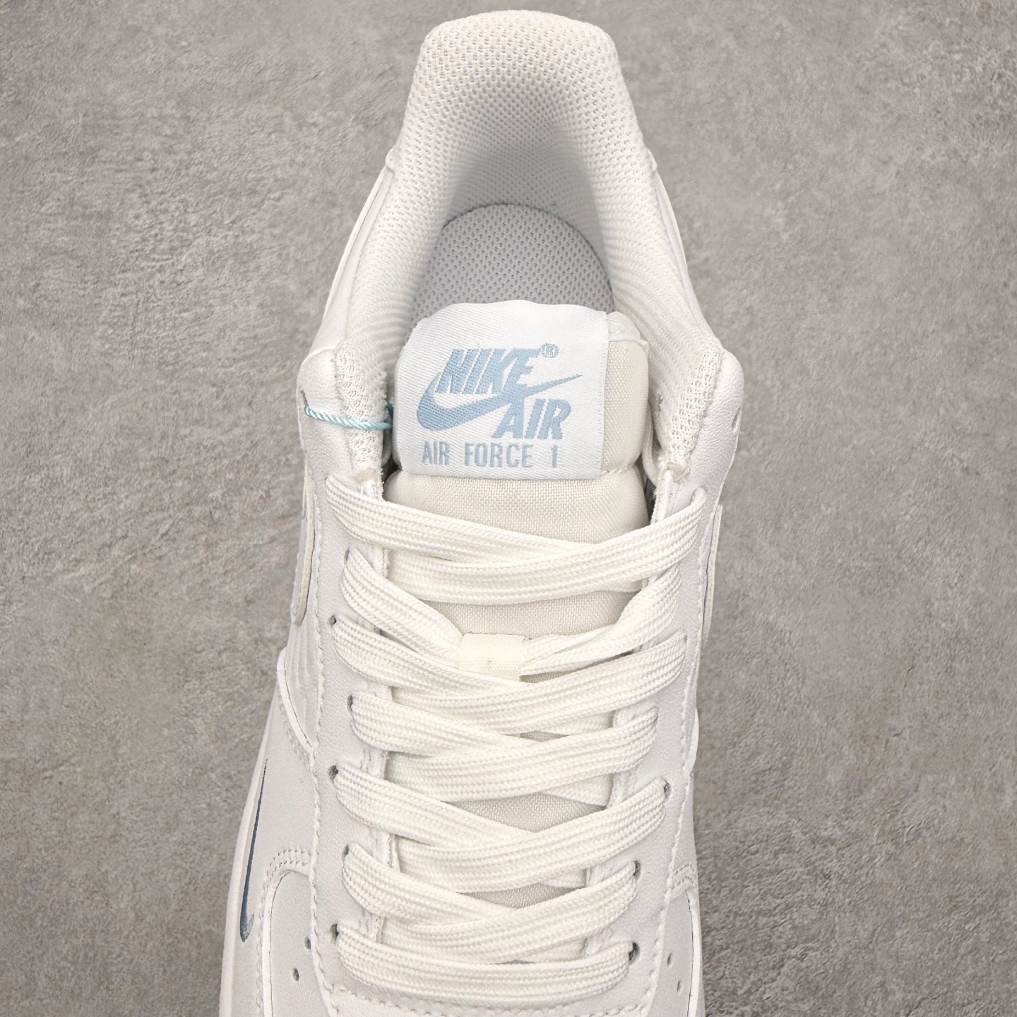 图片[5]-＃XT纯原 NK Air Force 1 Low 空军一号时尚舒适防滑耐磨低帮板鞋 IH4475-100 顶级批次 2022全新楦头鞋型 鱼鳞大底 历时开发三个月 清洁度完美 二维码鞋标 内置芯片及solo气垫 大底高度及其弧度依照正品 钢印 logo刺绣 鞋口弧度 鞋头长度 鞋面冲孔 鞋垫背胶及钢印 完美鞋型对比正品 每一处都是细节满满 柔软、弹性十足的缓震性能和出色的中底设计 横跨复古与现代的外型结合 造就出风靡全球 三十多年的Force 1 直到今天还深受青睐 实拍调校N版已经零色差零失真 百分百还原实物色彩所见即所得 不存在货不对板色差等低级问题 选购参考实物拍摄 不混卖不参货 只用心做好货严格选品 承诺混一赔十 尺码：36 36.5 37.5 38 38.5 39 40 40.5 41 42 42.5 43 44 44.5 45-选品中心