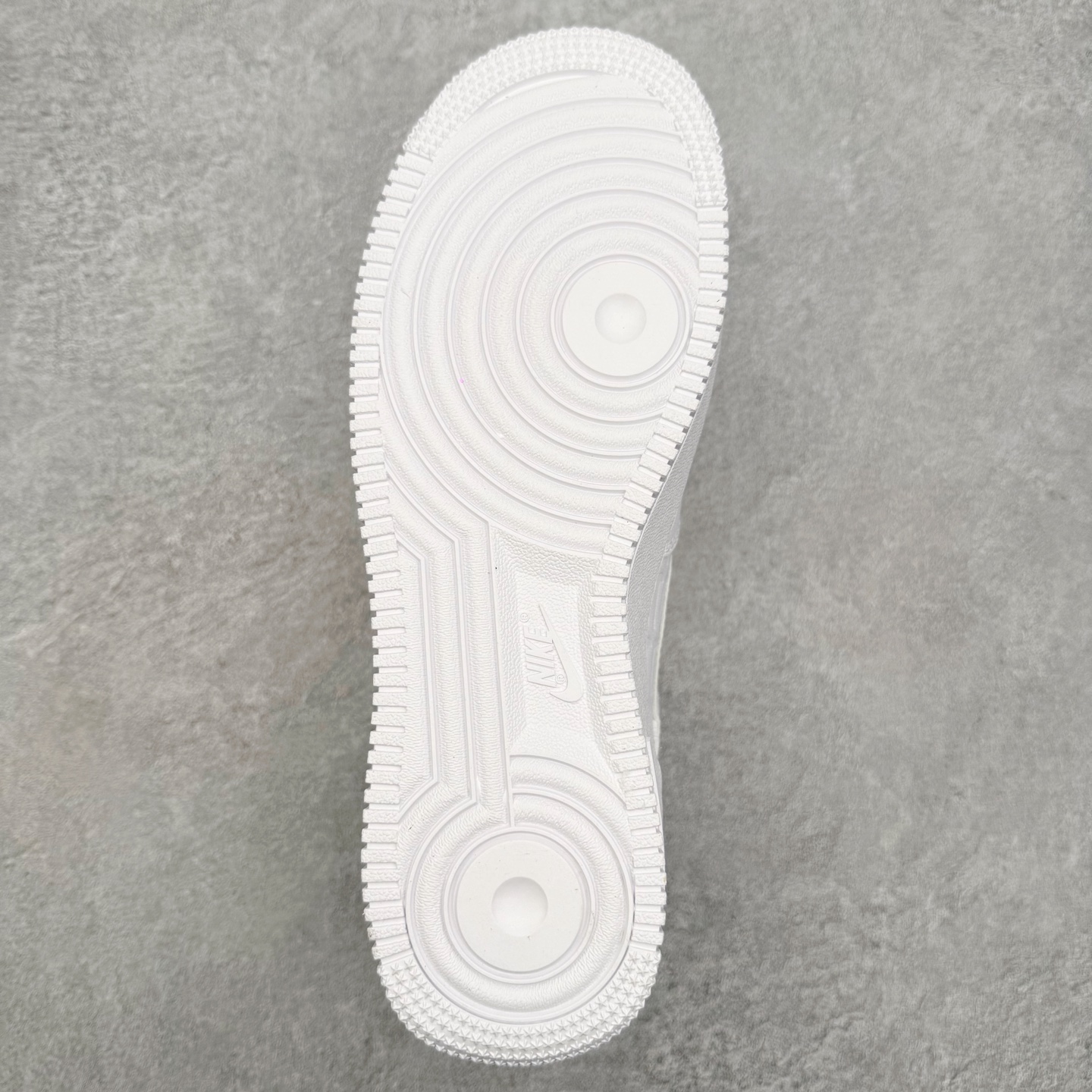 图片[9]-＃XT纯原 NK Air Force 1 Low 空军一号时尚舒适防滑耐磨低帮板鞋 IH4475-100 顶级批次 2022全新楦头鞋型 鱼鳞大底 历时开发三个月 清洁度完美 二维码鞋标 内置芯片及solo气垫 大底高度及其弧度依照正品 钢印 logo刺绣 鞋口弧度 鞋头长度 鞋面冲孔 鞋垫背胶及钢印 完美鞋型对比正品 每一处都是细节满满 柔软、弹性十足的缓震性能和出色的中底设计 横跨复古与现代的外型结合 造就出风靡全球 三十多年的Force 1 直到今天还深受青睐 实拍调校N版已经零色差零失真 百分百还原实物色彩所见即所得 不存在货不对板色差等低级问题 选购参考实物拍摄 不混卖不参货 只用心做好货严格选品 承诺混一赔十 尺码：36 36.5 37.5 38 38.5 39 40 40.5 41 42 42.5 43 44 44.5 45-选品中心