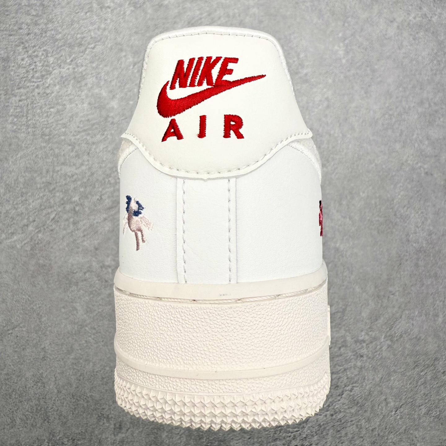 图片[8]-＃XT纯原 NK Air Force 1 Low 空军一号时尚舒适防滑耐磨低帮板鞋 IQ1143-100 顶级批次 2022全新楦头鞋型 鱼鳞大底 历时开发三个月 清洁度完美 二维码鞋标 内置芯片及solo气垫 大底高度及其弧度依照正品 钢印 logo刺绣 鞋口弧度 鞋头长度 鞋面冲孔 鞋垫背胶及钢印 完美鞋型对比正品 每一处都是细节满满 柔软、弹性十足的缓震性能和出色的中底设计 横跨复古与现代的外型结合 造就出风靡全球 三十多年的Force 1 直到今天还深受青睐 实拍调校N版已经零色差零失真 百分百还原实物色彩所见即所得 不存在货不对板色差等低级问题 选购参考实物拍摄 不混卖不参货 只用心做好货严格选品 承诺混一赔十 尺码：36 36.5 37.5 38 38.5 39 40 40.5 41 42 42.5 43 44 44.5 45-选品中心