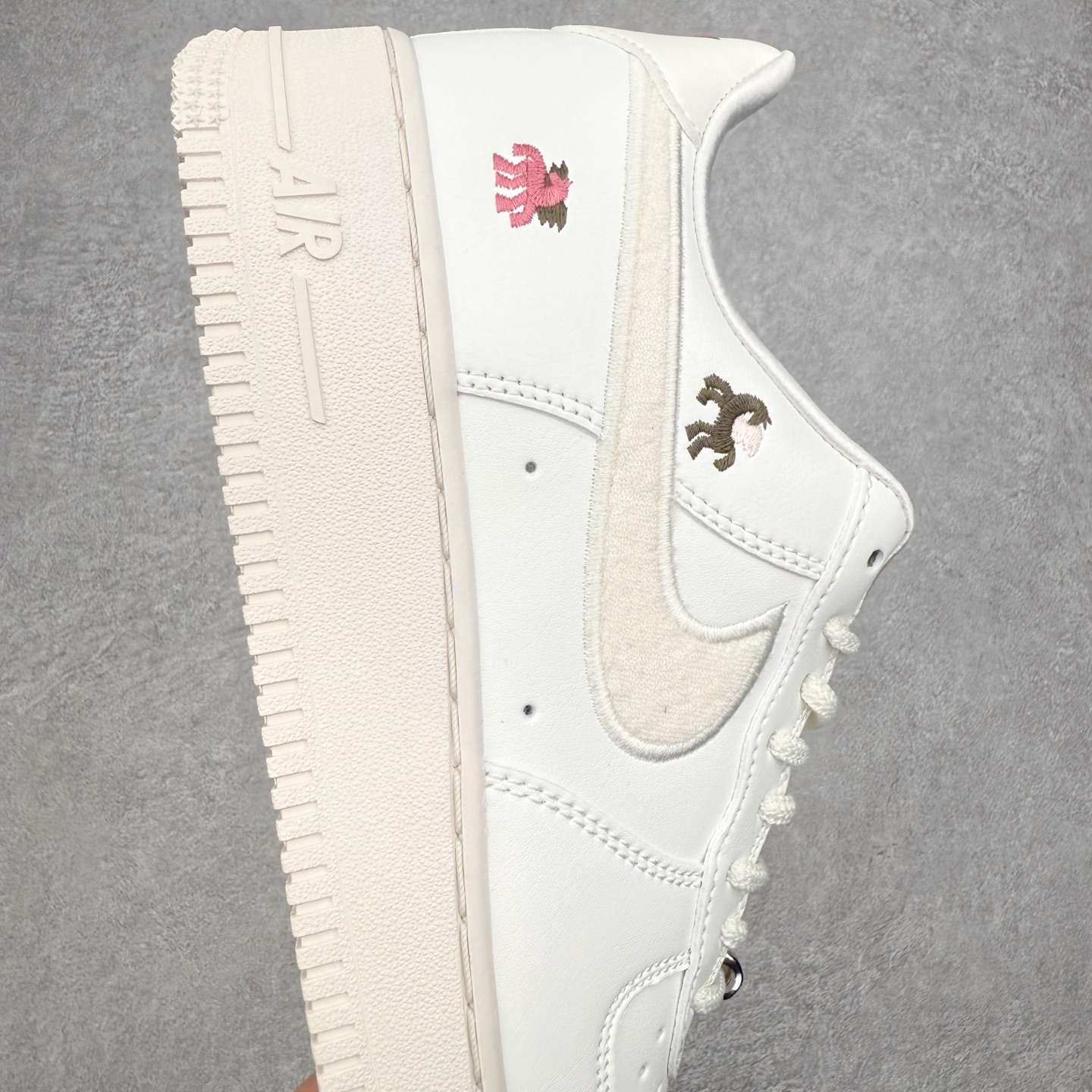 图片[6]-＃XT纯原 NK Air Force 1 Low 空军一号时尚舒适防滑耐磨低帮板鞋 IQ1143-100 顶级批次 2022全新楦头鞋型 鱼鳞大底 历时开发三个月 清洁度完美 二维码鞋标 内置芯片及solo气垫 大底高度及其弧度依照正品 钢印 logo刺绣 鞋口弧度 鞋头长度 鞋面冲孔 鞋垫背胶及钢印 完美鞋型对比正品 每一处都是细节满满 柔软、弹性十足的缓震性能和出色的中底设计 横跨复古与现代的外型结合 造就出风靡全球 三十多年的Force 1 直到今天还深受青睐 实拍调校N版已经零色差零失真 百分百还原实物色彩所见即所得 不存在货不对板色差等低级问题 选购参考实物拍摄 不混卖不参货 只用心做好货严格选品 承诺混一赔十 尺码：36 36.5 37.5 38 38.5 39 40 40.5 41 42 42.5 43 44 44.5 45-选品中心