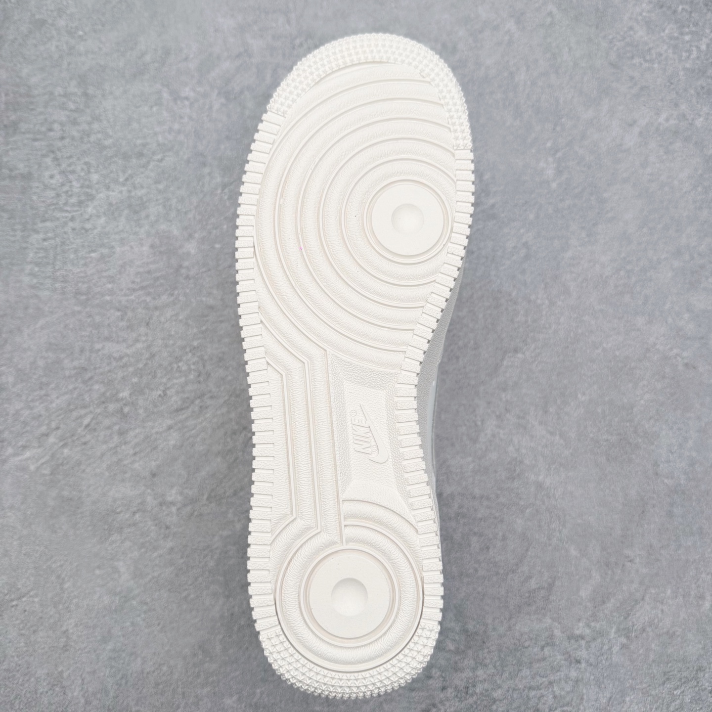 图片[9]-＃XT纯原 NK Air Force 1 Low 空军一号时尚舒适防滑耐磨低帮板鞋 IQ1143-100 顶级批次 2022全新楦头鞋型 鱼鳞大底 历时开发三个月 清洁度完美 二维码鞋标 内置芯片及solo气垫 大底高度及其弧度依照正品 钢印 logo刺绣 鞋口弧度 鞋头长度 鞋面冲孔 鞋垫背胶及钢印 完美鞋型对比正品 每一处都是细节满满 柔软、弹性十足的缓震性能和出色的中底设计 横跨复古与现代的外型结合 造就出风靡全球 三十多年的Force 1 直到今天还深受青睐 实拍调校N版已经零色差零失真 百分百还原实物色彩所见即所得 不存在货不对板色差等低级问题 选购参考实物拍摄 不混卖不参货 只用心做好货严格选品 承诺混一赔十 尺码：36 36.5 37.5 38 38.5 39 40 40.5 41 42 42.5 43 44 44.5 45-选品中心