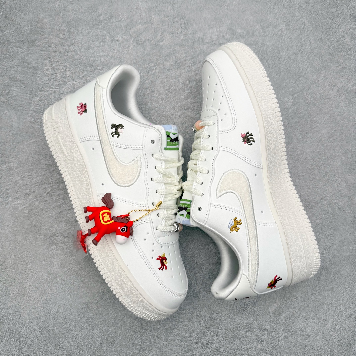 图片[3]-＃XT纯原 NK Air Force 1 Low 空军一号时尚舒适防滑耐磨低帮板鞋 IQ1143-100 顶级批次 2022全新楦头鞋型 鱼鳞大底 历时开发三个月 清洁度完美 二维码鞋标 内置芯片及solo气垫 大底高度及其弧度依照正品 钢印 logo刺绣 鞋口弧度 鞋头长度 鞋面冲孔 鞋垫背胶及钢印 完美鞋型对比正品 每一处都是细节满满 柔软、弹性十足的缓震性能和出色的中底设计 横跨复古与现代的外型结合 造就出风靡全球 三十多年的Force 1 直到今天还深受青睐 实拍调校N版已经零色差零失真 百分百还原实物色彩所见即所得 不存在货不对板色差等低级问题 选购参考实物拍摄 不混卖不参货 只用心做好货严格选品 承诺混一赔十 尺码：36 36.5 37.5 38 38.5 39 40 40.5 41 42 42.5 43 44 44.5 45-选品中心