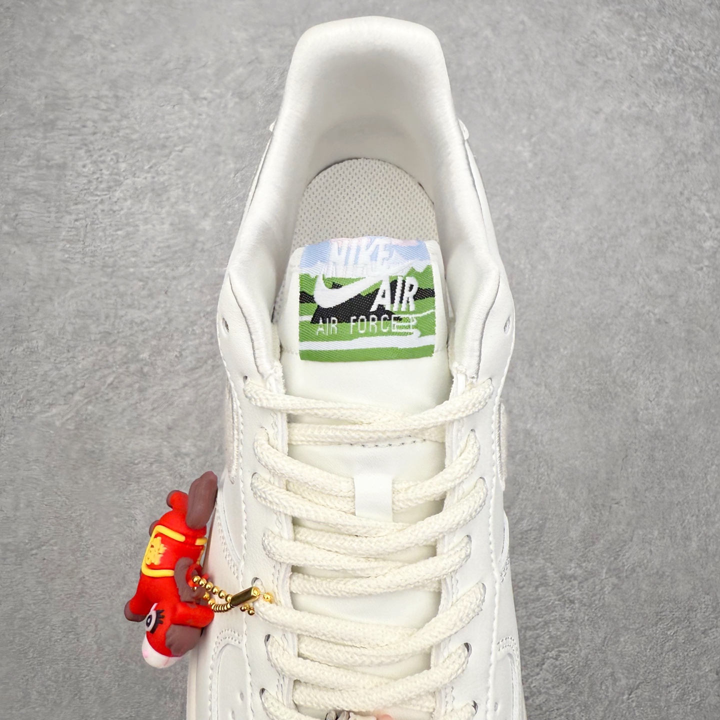 图片[5]-＃XT纯原 NK Air Force 1 Low 空军一号时尚舒适防滑耐磨低帮板鞋 IQ1143-100 顶级批次 2022全新楦头鞋型 鱼鳞大底 历时开发三个月 清洁度完美 二维码鞋标 内置芯片及solo气垫 大底高度及其弧度依照正品 钢印 logo刺绣 鞋口弧度 鞋头长度 鞋面冲孔 鞋垫背胶及钢印 完美鞋型对比正品 每一处都是细节满满 柔软、弹性十足的缓震性能和出色的中底设计 横跨复古与现代的外型结合 造就出风靡全球 三十多年的Force 1 直到今天还深受青睐 实拍调校N版已经零色差零失真 百分百还原实物色彩所见即所得 不存在货不对板色差等低级问题 选购参考实物拍摄 不混卖不参货 只用心做好货严格选品 承诺混一赔十 尺码：36 36.5 37.5 38 38.5 39 40 40.5 41 42 42.5 43 44 44.5 45-选品中心