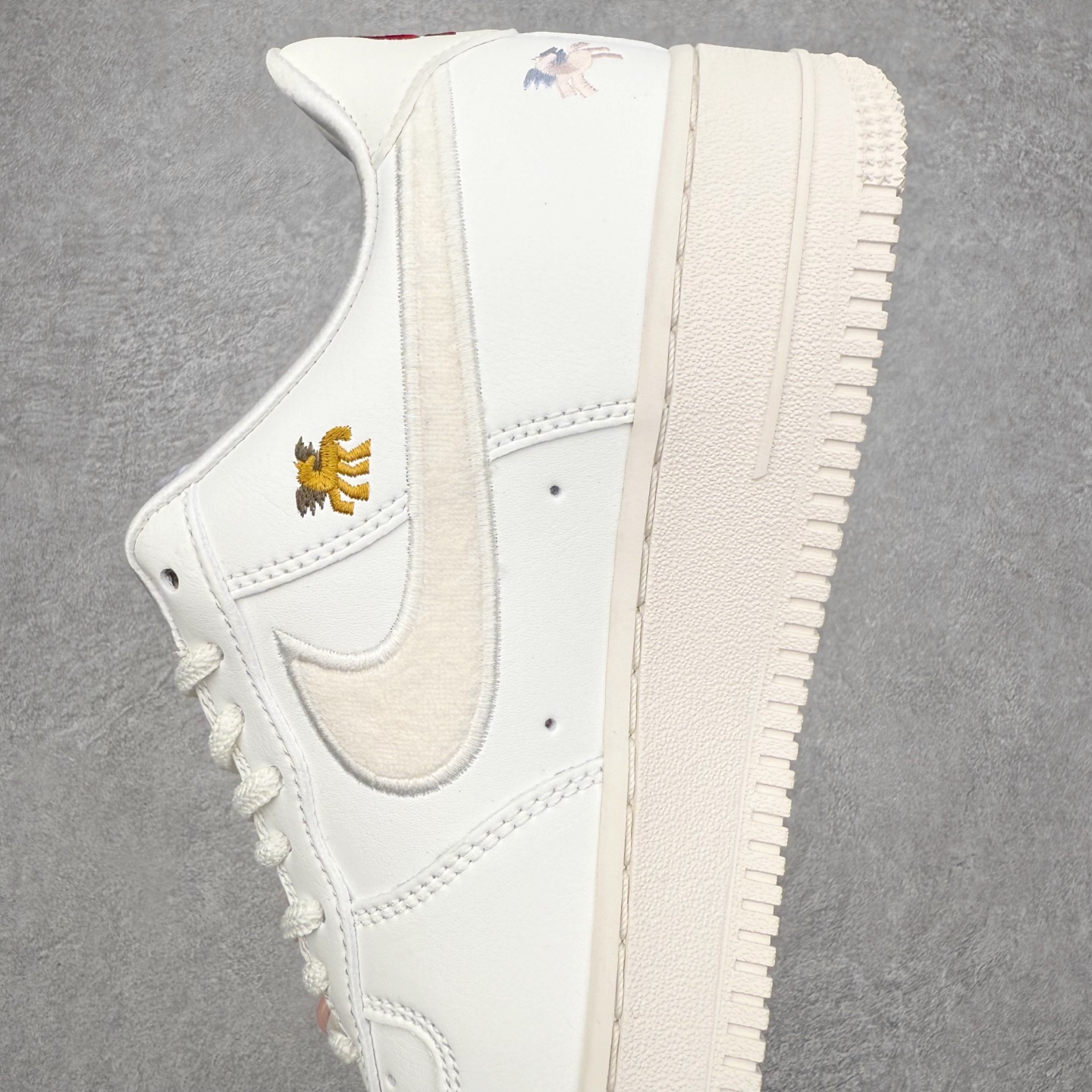 图片[7]-＃XT纯原 NK Air Force 1 Low 空军一号时尚舒适防滑耐磨低帮板鞋 IQ1143-100 顶级批次 2022全新楦头鞋型 鱼鳞大底 历时开发三个月 清洁度完美 二维码鞋标 内置芯片及solo气垫 大底高度及其弧度依照正品 钢印 logo刺绣 鞋口弧度 鞋头长度 鞋面冲孔 鞋垫背胶及钢印 完美鞋型对比正品 每一处都是细节满满 柔软、弹性十足的缓震性能和出色的中底设计 横跨复古与现代的外型结合 造就出风靡全球 三十多年的Force 1 直到今天还深受青睐 实拍调校N版已经零色差零失真 百分百还原实物色彩所见即所得 不存在货不对板色差等低级问题 选购参考实物拍摄 不混卖不参货 只用心做好货严格选品 承诺混一赔十 尺码：36 36.5 37.5 38 38.5 39 40 40.5 41 42 42.5 43 44 44.5 45-选品中心