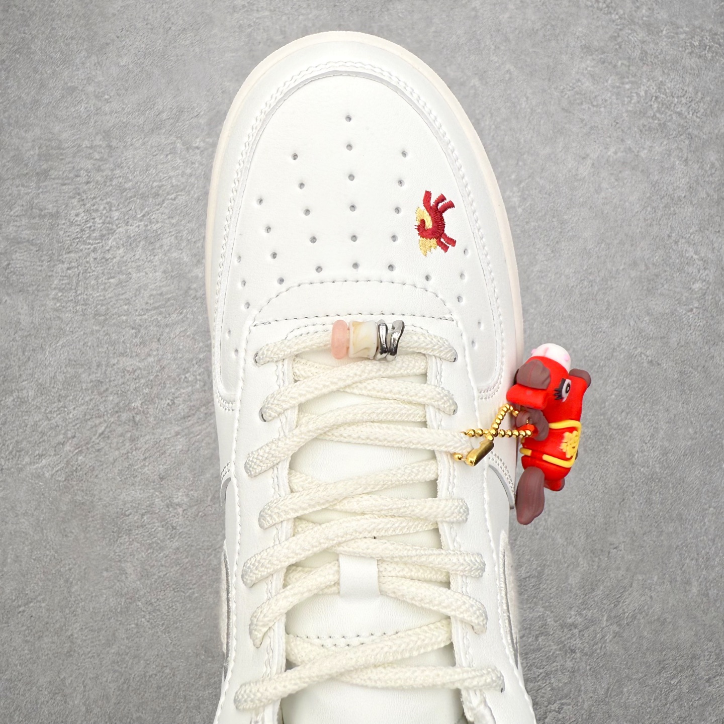 图片[4]-＃XT纯原 NK Air Force 1 Low 空军一号时尚舒适防滑耐磨低帮板鞋 IQ1143-100 顶级批次 2022全新楦头鞋型 鱼鳞大底 历时开发三个月 清洁度完美 二维码鞋标 内置芯片及solo气垫 大底高度及其弧度依照正品 钢印 logo刺绣 鞋口弧度 鞋头长度 鞋面冲孔 鞋垫背胶及钢印 完美鞋型对比正品 每一处都是细节满满 柔软、弹性十足的缓震性能和出色的中底设计 横跨复古与现代的外型结合 造就出风靡全球 三十多年的Force 1 直到今天还深受青睐 实拍调校N版已经零色差零失真 百分百还原实物色彩所见即所得 不存在货不对板色差等低级问题 选购参考实物拍摄 不混卖不参货 只用心做好货严格选品 承诺混一赔十 尺码：36 36.5 37.5 38 38.5 39 40 40.5 41 42 42.5 43 44 44.5 45-选品中心