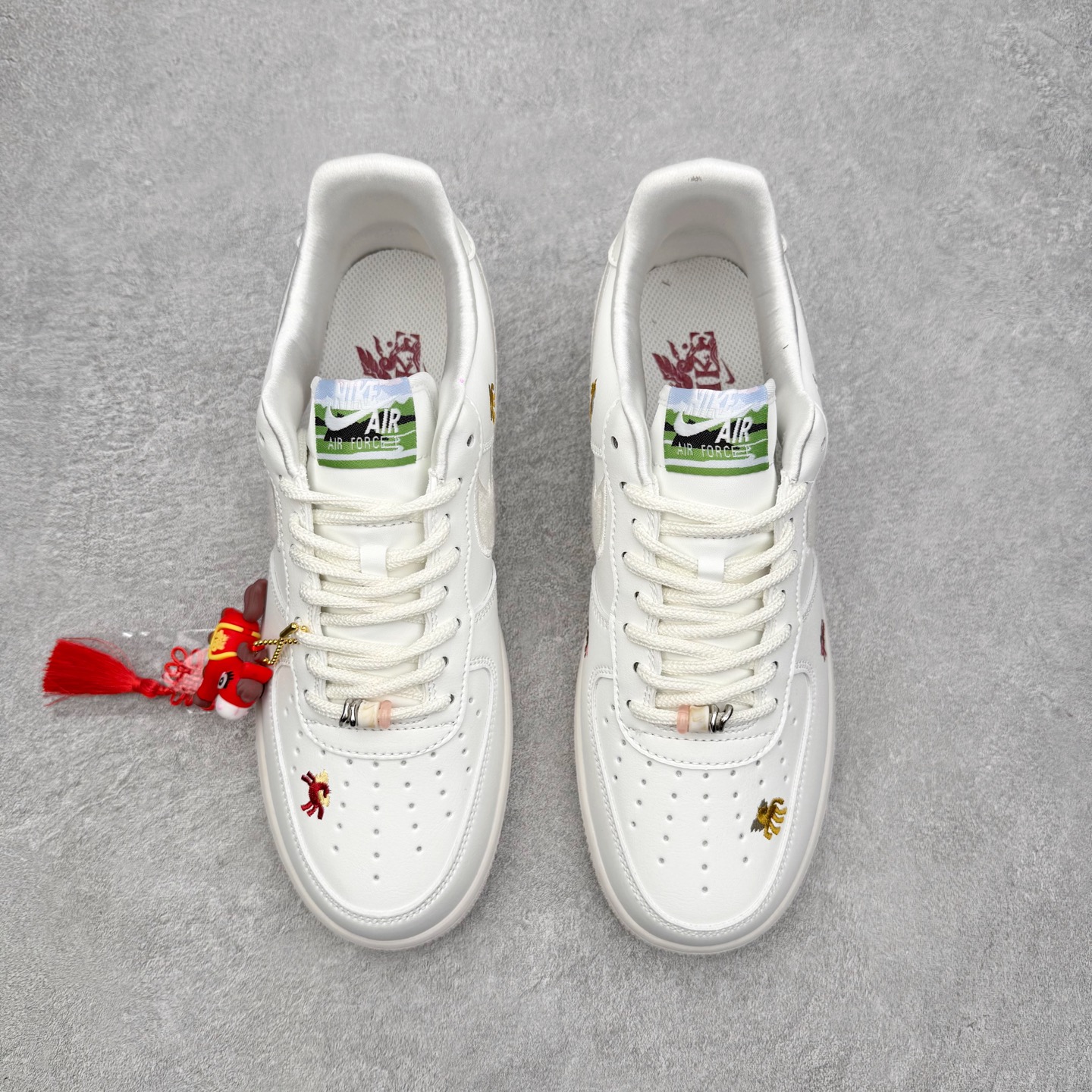 图片[2]-＃XT纯原 NK Air Force 1 Low 空军一号时尚舒适防滑耐磨低帮板鞋 IQ1143-100 顶级批次 2022全新楦头鞋型 鱼鳞大底 历时开发三个月 清洁度完美 二维码鞋标 内置芯片及solo气垫 大底高度及其弧度依照正品 钢印 logo刺绣 鞋口弧度 鞋头长度 鞋面冲孔 鞋垫背胶及钢印 完美鞋型对比正品 每一处都是细节满满 柔软、弹性十足的缓震性能和出色的中底设计 横跨复古与现代的外型结合 造就出风靡全球 三十多年的Force 1 直到今天还深受青睐 实拍调校N版已经零色差零失真 百分百还原实物色彩所见即所得 不存在货不对板色差等低级问题 选购参考实物拍摄 不混卖不参货 只用心做好货严格选品 承诺混一赔十 尺码：36 36.5 37.5 38 38.5 39 40 40.5 41 42 42.5 43 44 44.5 45-选品中心